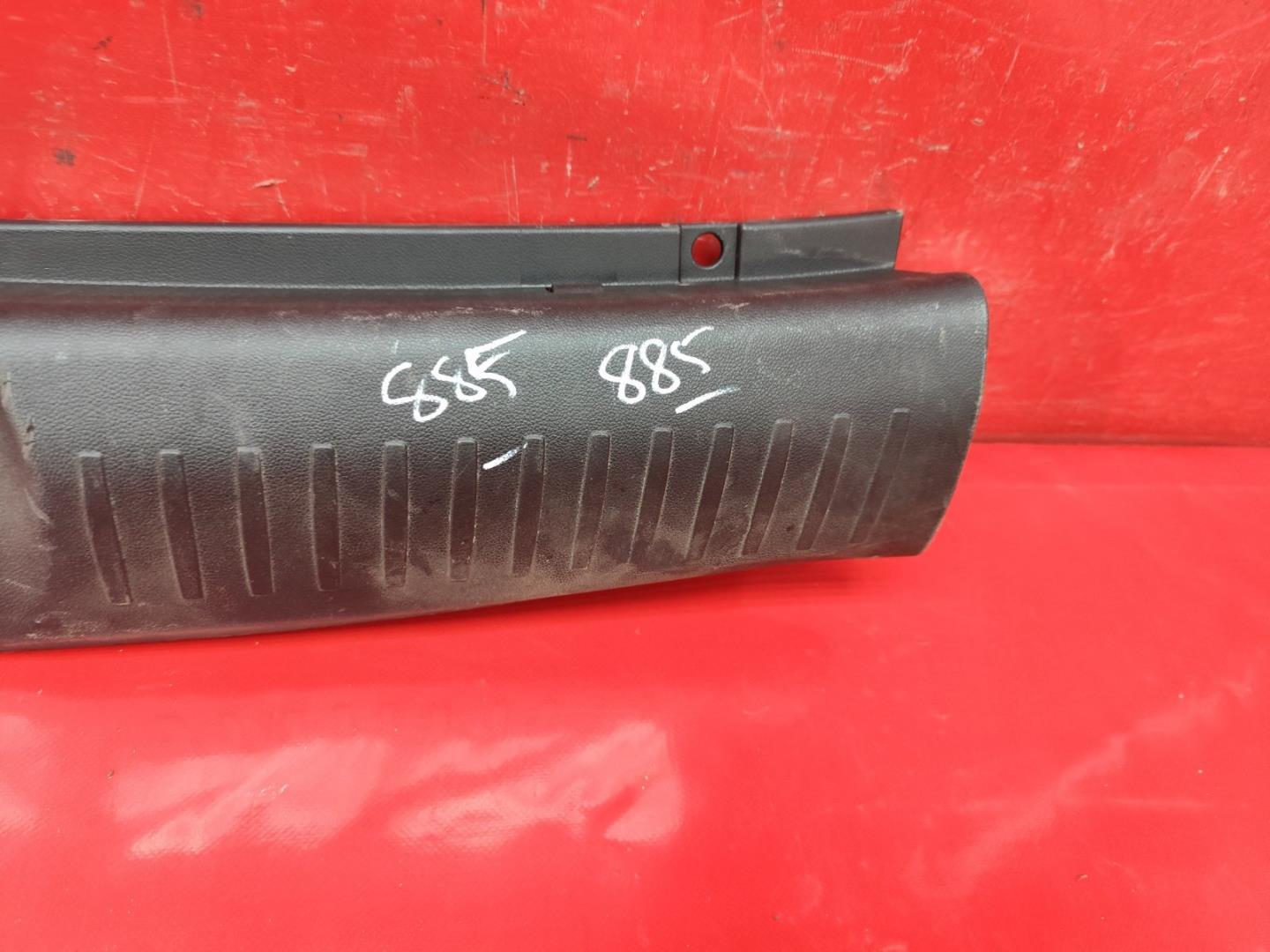 Кожух замка багажника