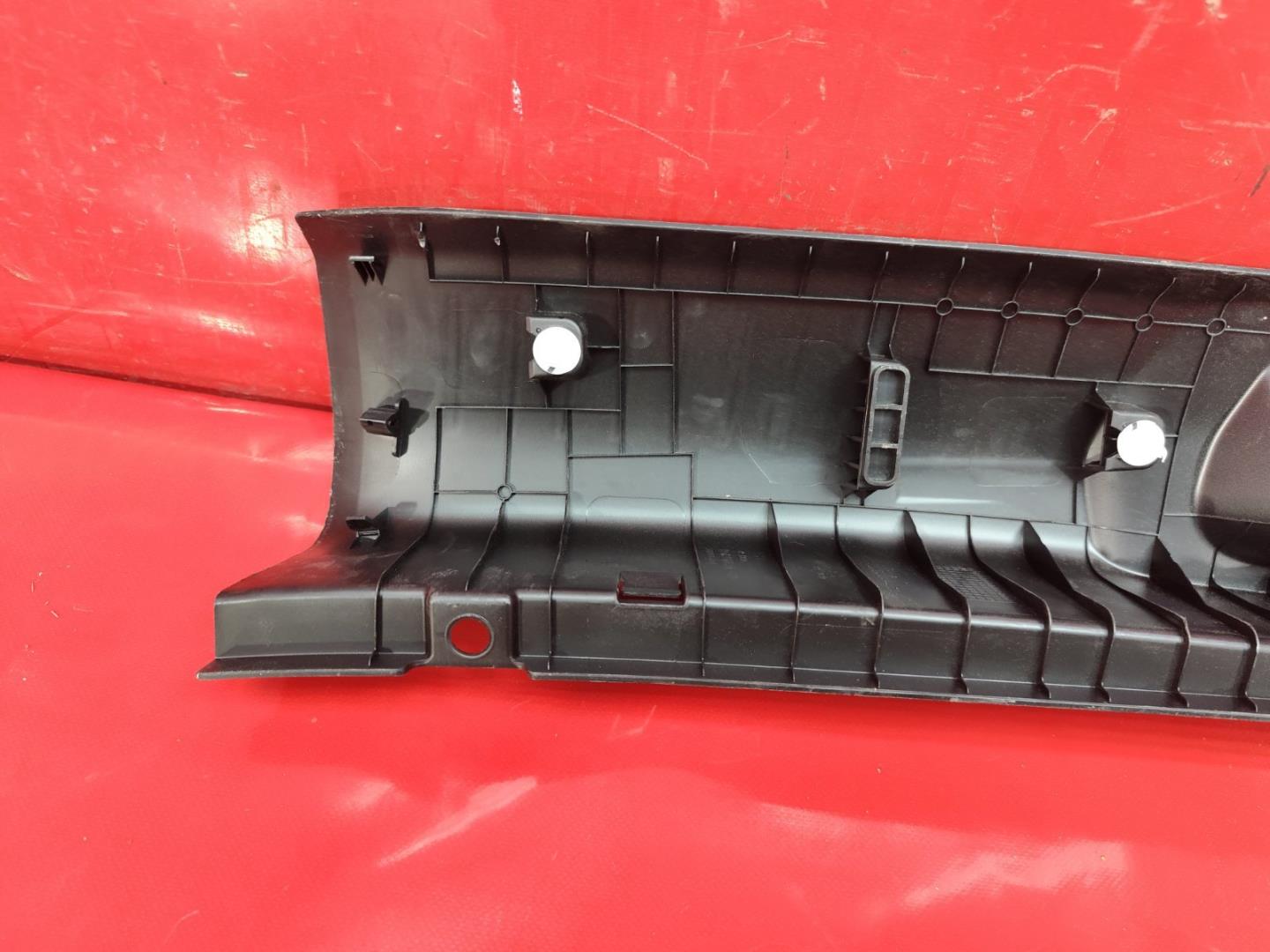 Кожух замка багажника