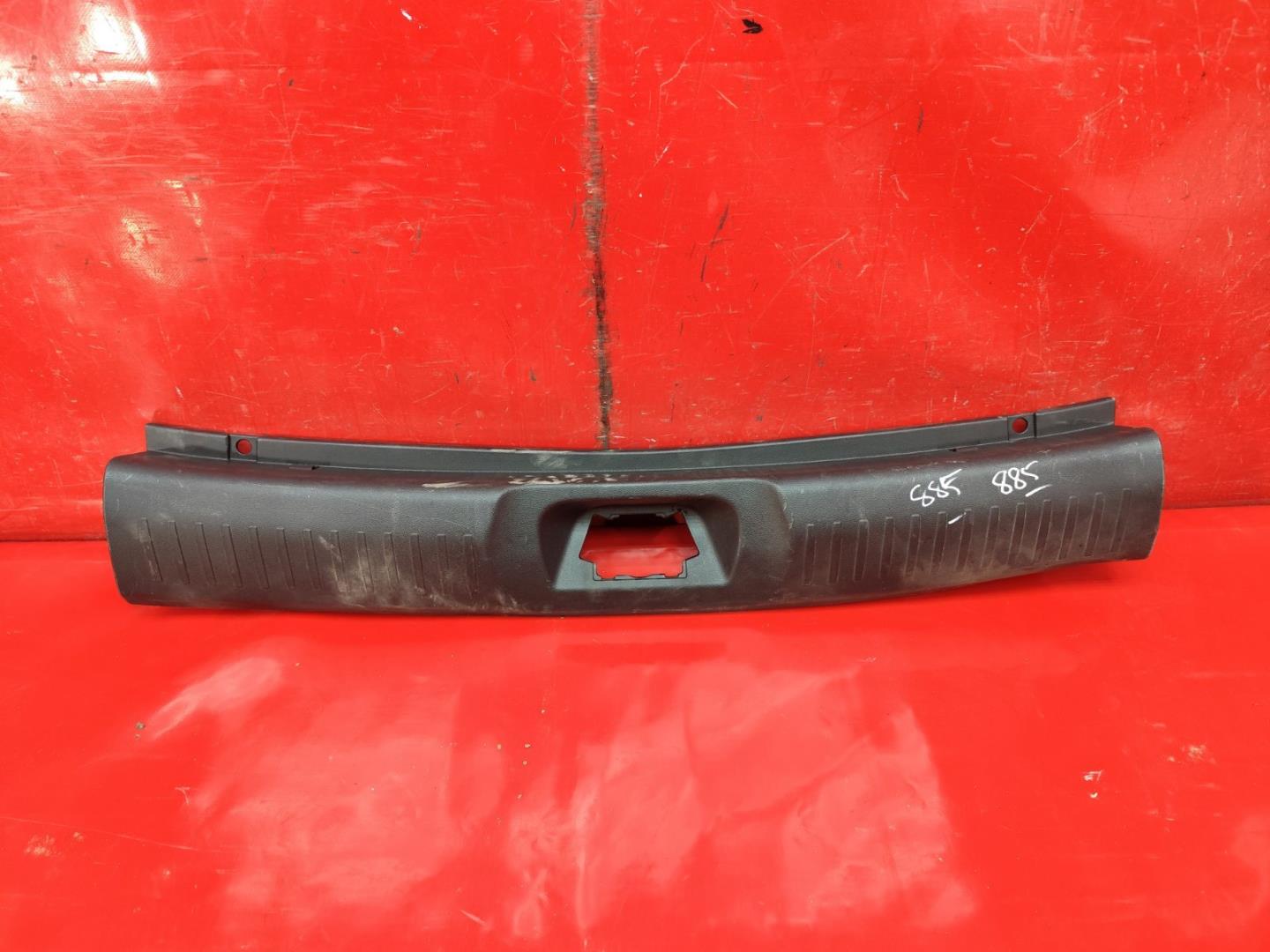 Кожух замка багажника