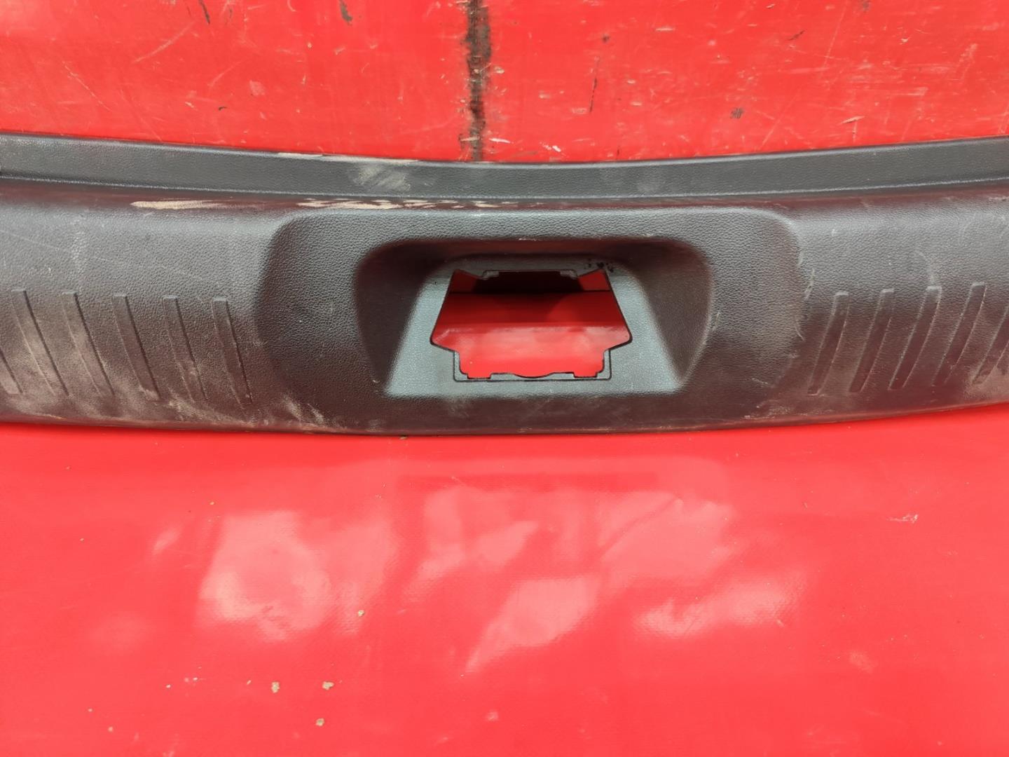 Кожух замка багажника