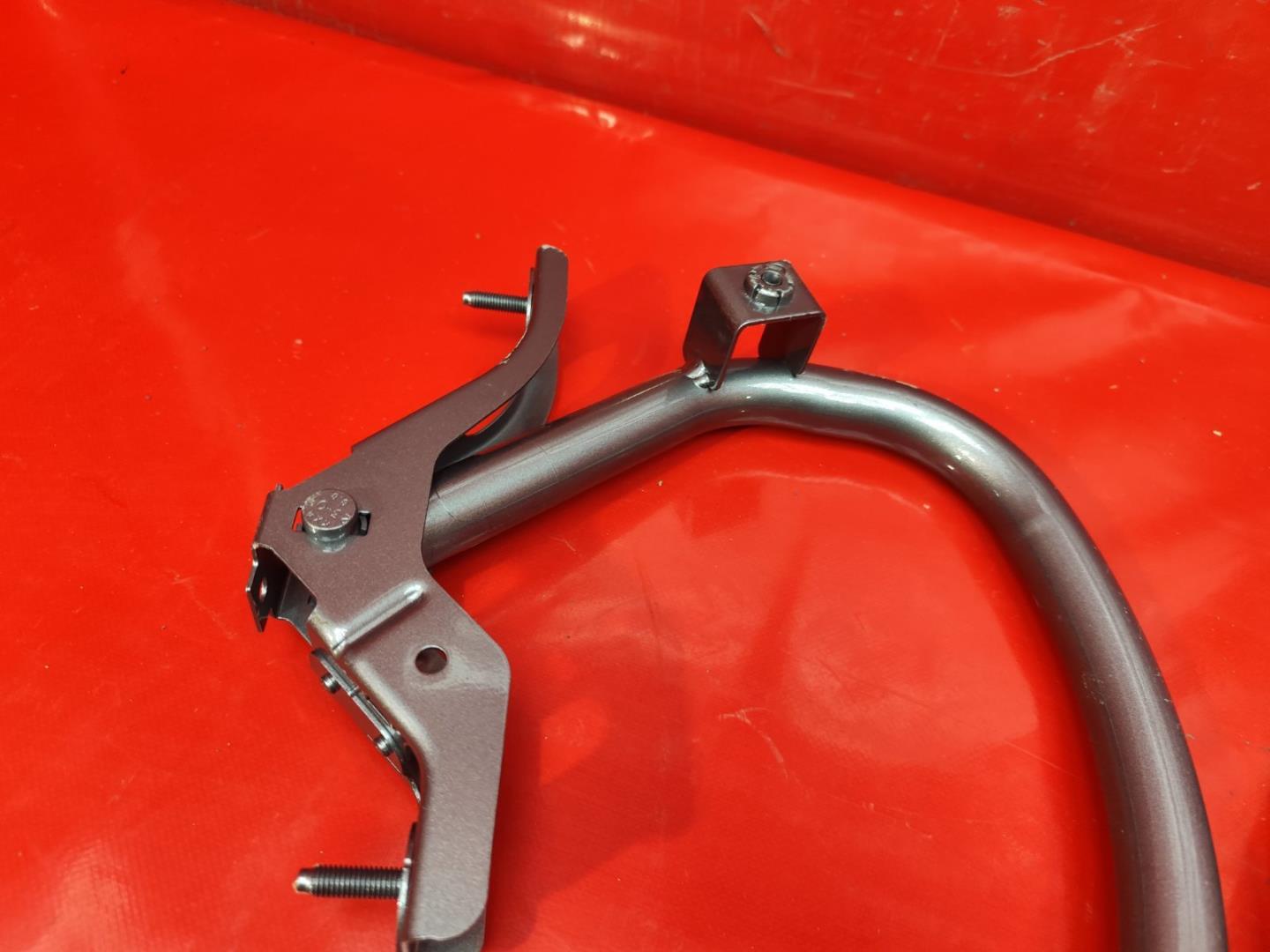 Петля крышки багажника