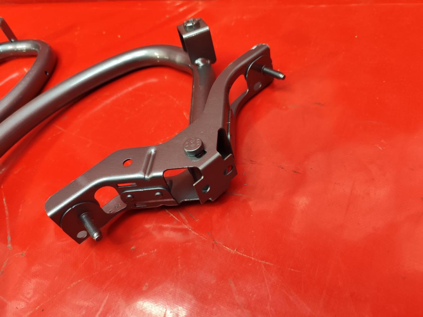 Петля крышки багажника