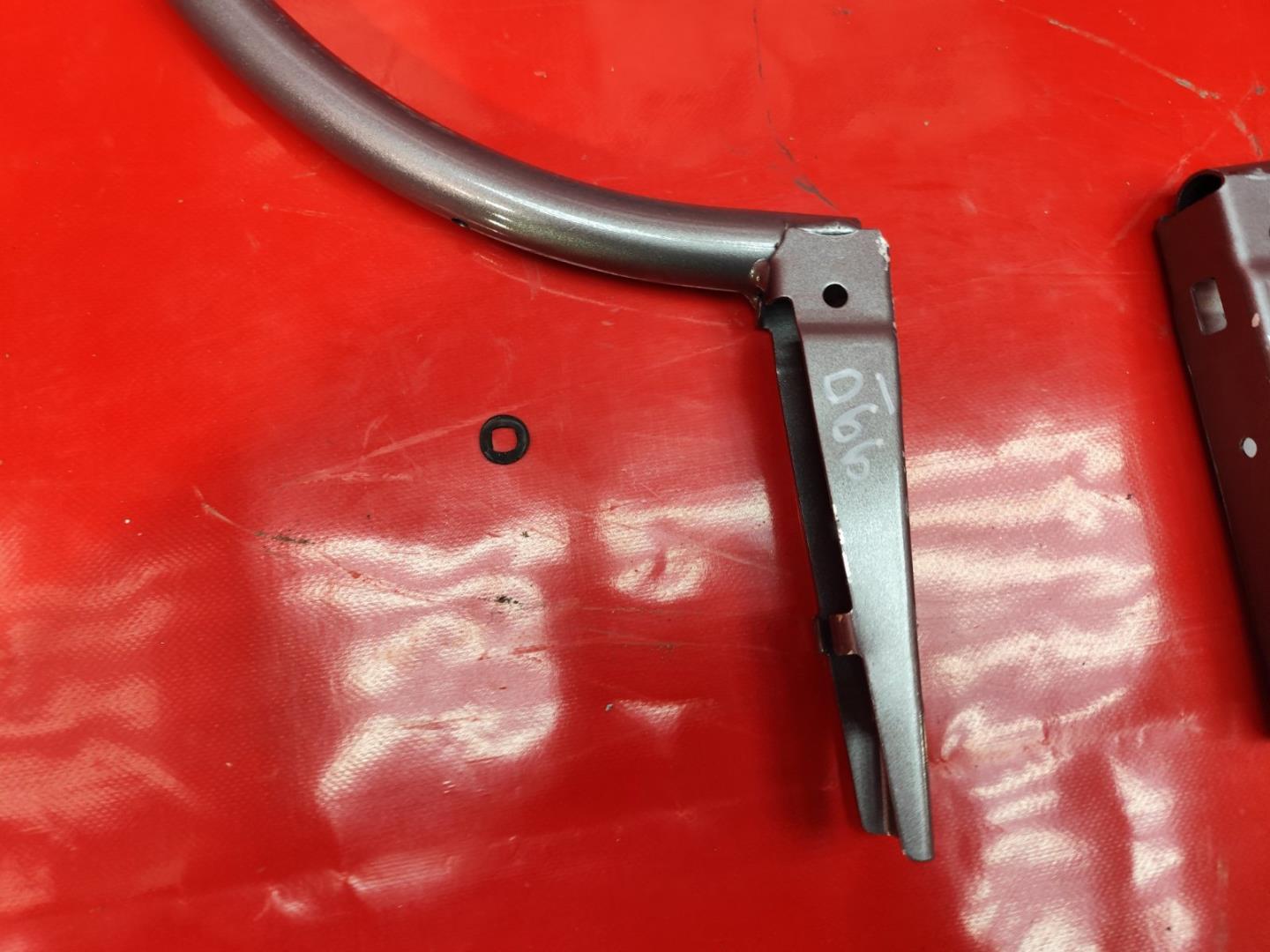 Петля крышки багажника