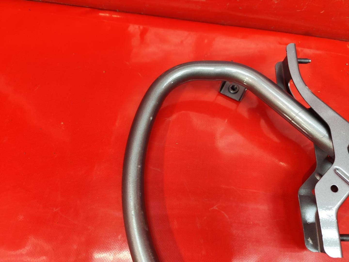 Петля крышки багажника