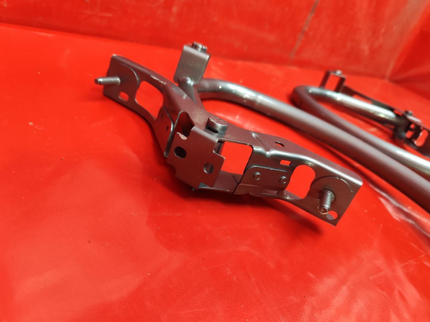 Петля крышки багажника