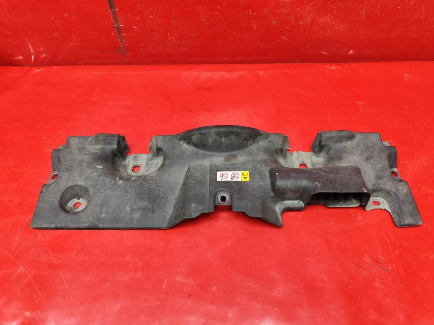 Кожух замка капота