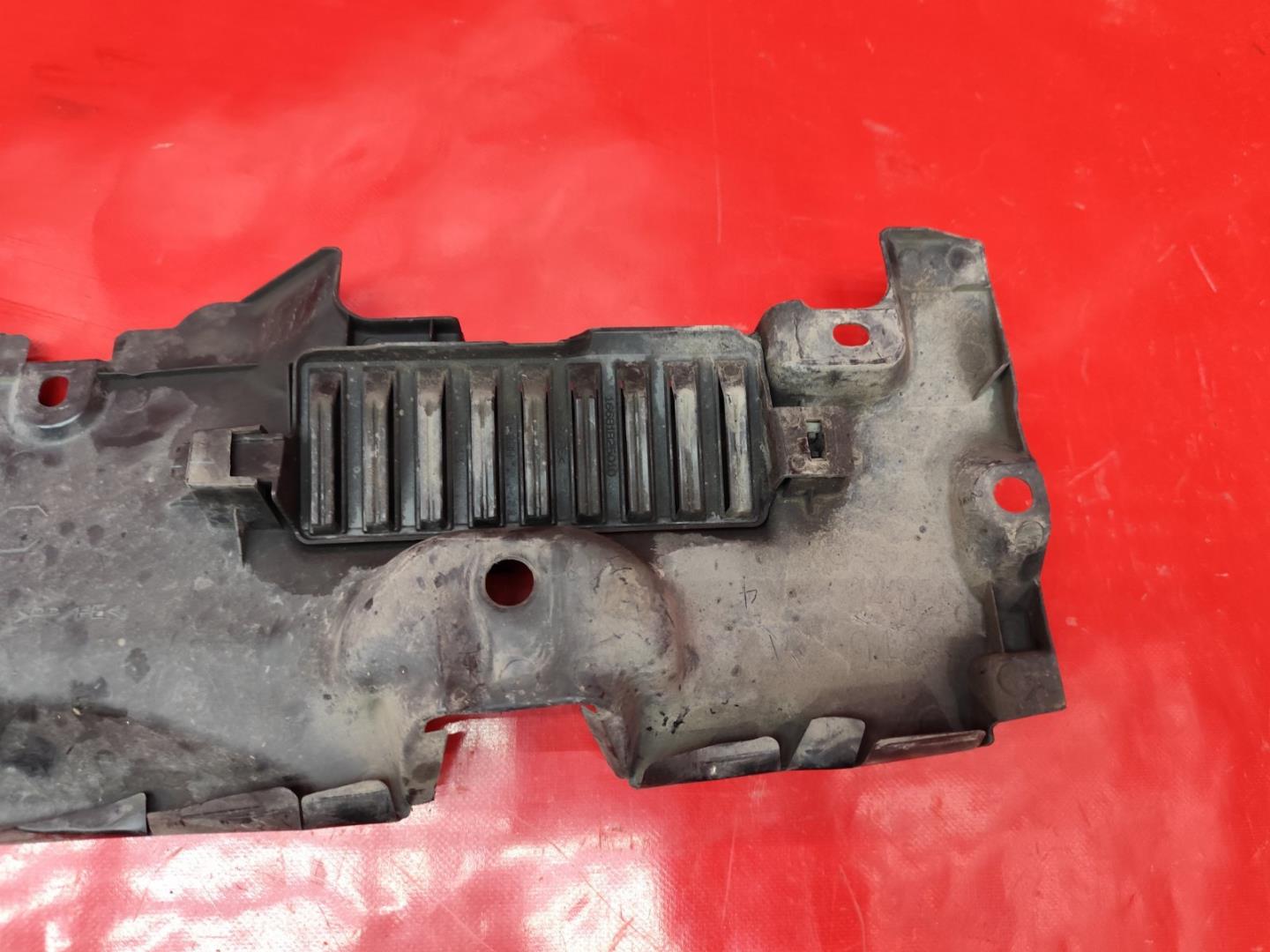 Кожух замка капота