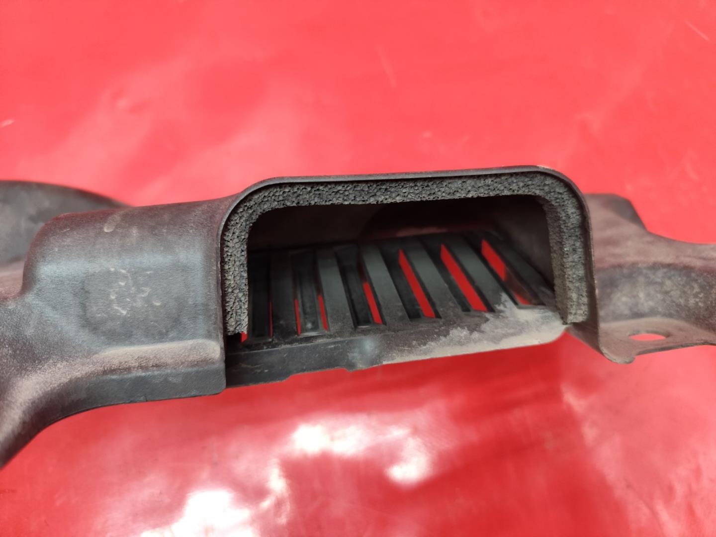 Кожух замка капота