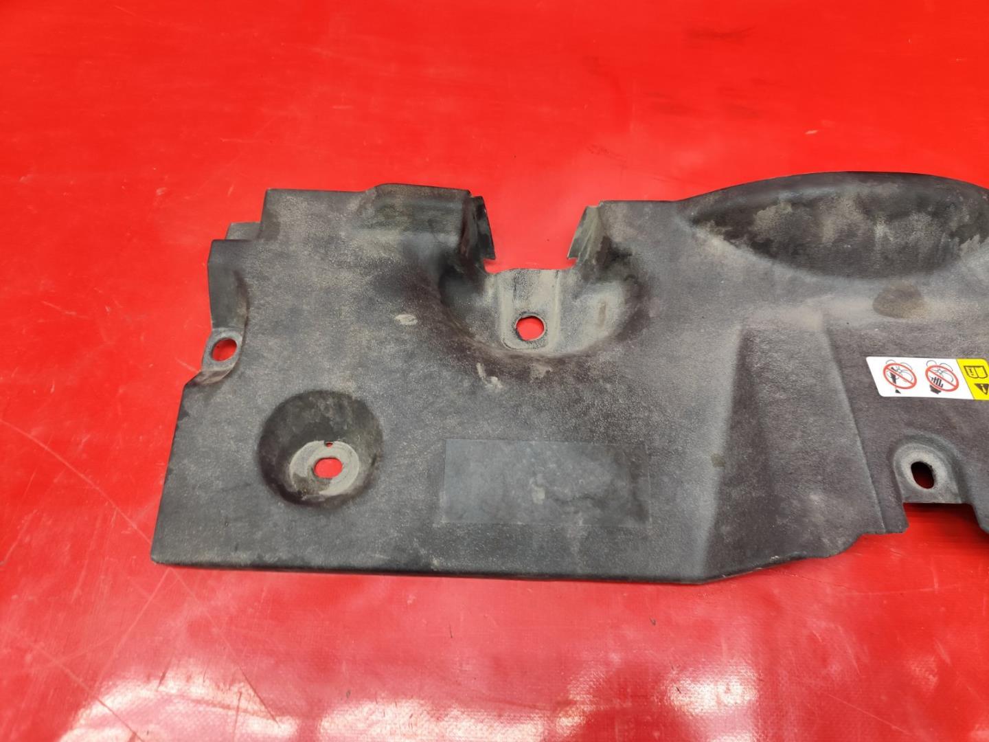 Кожух замка капота