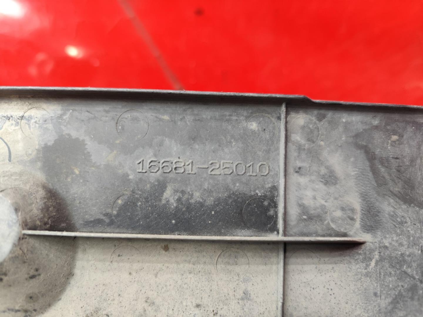 Кожух замка капота