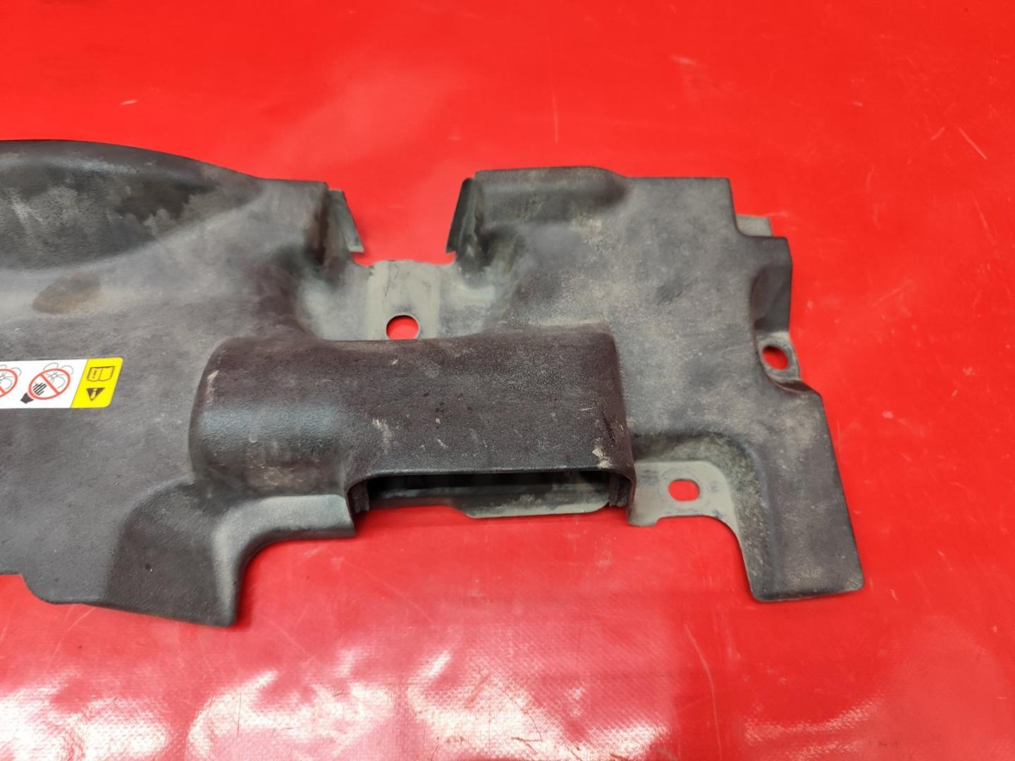 Кожух замка капота