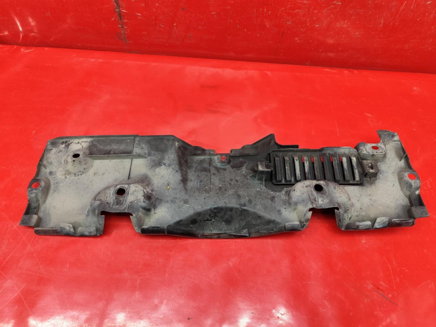 Кожух замка капота