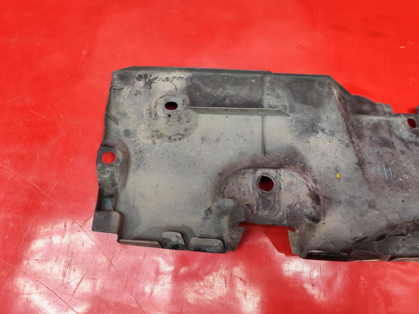 Кожух замка капота