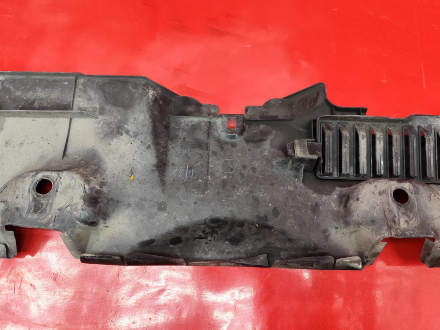 Кожух замка капота