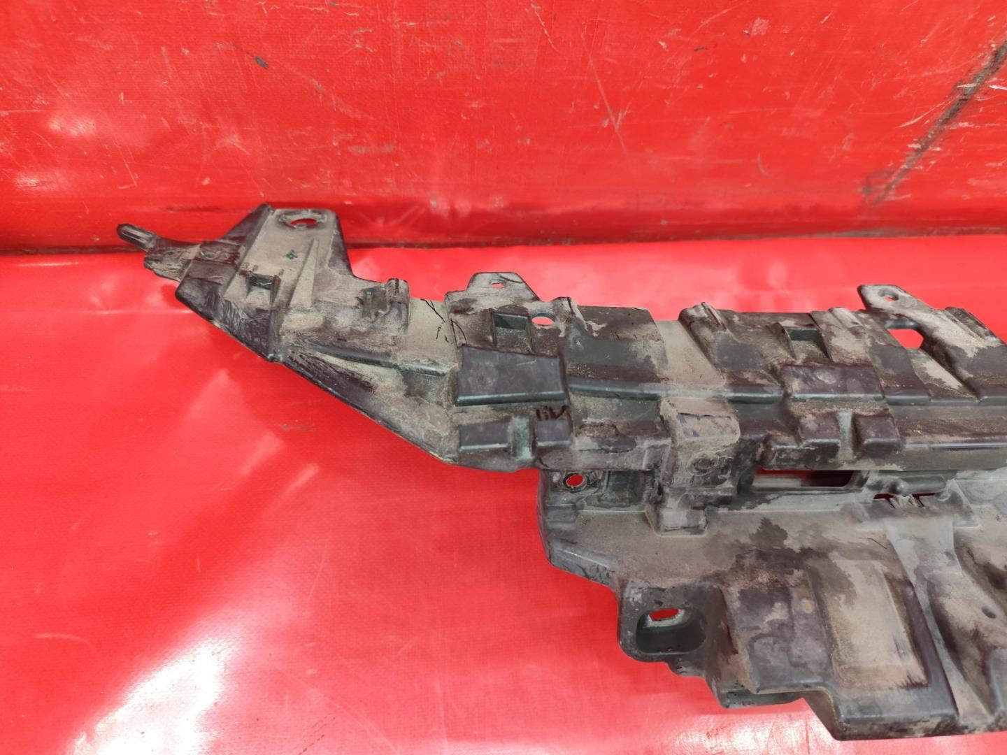 Кронштейн решетки радиатора