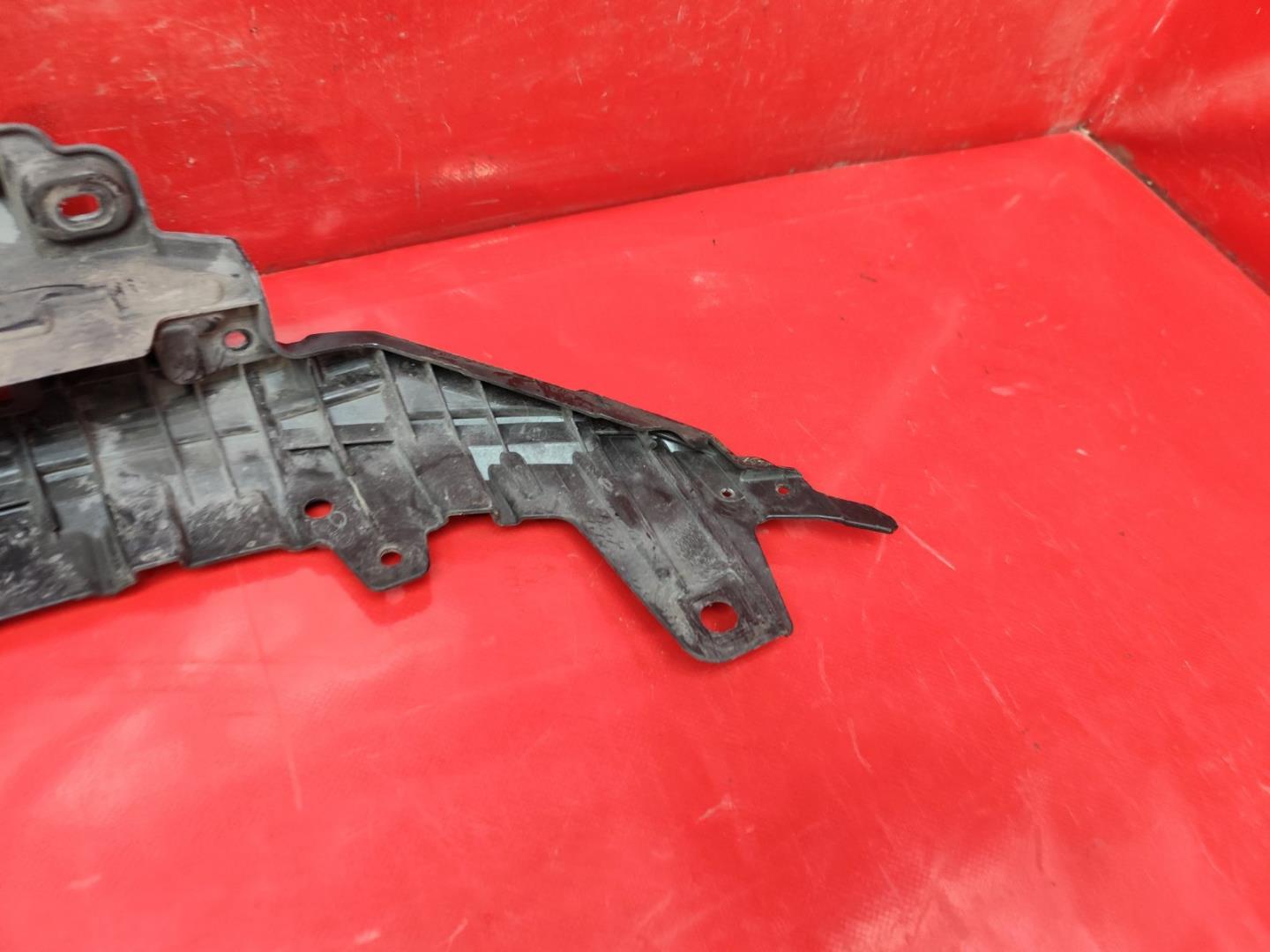 Кронштейн решетки радиатора