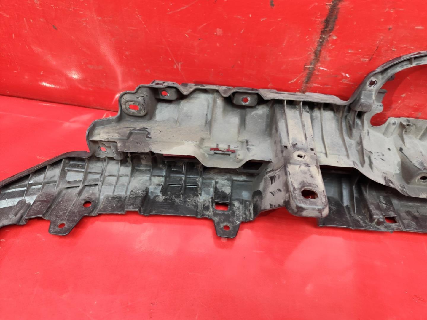 Кронштейн решетки радиатора