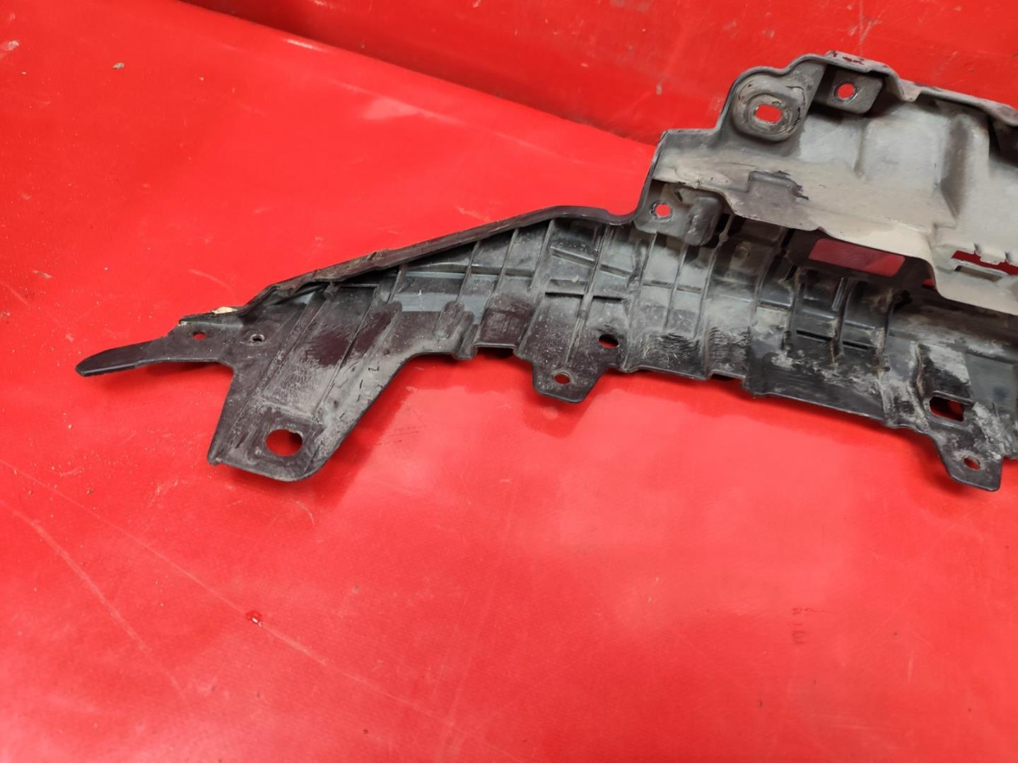 Кронштейн решетки радиатора