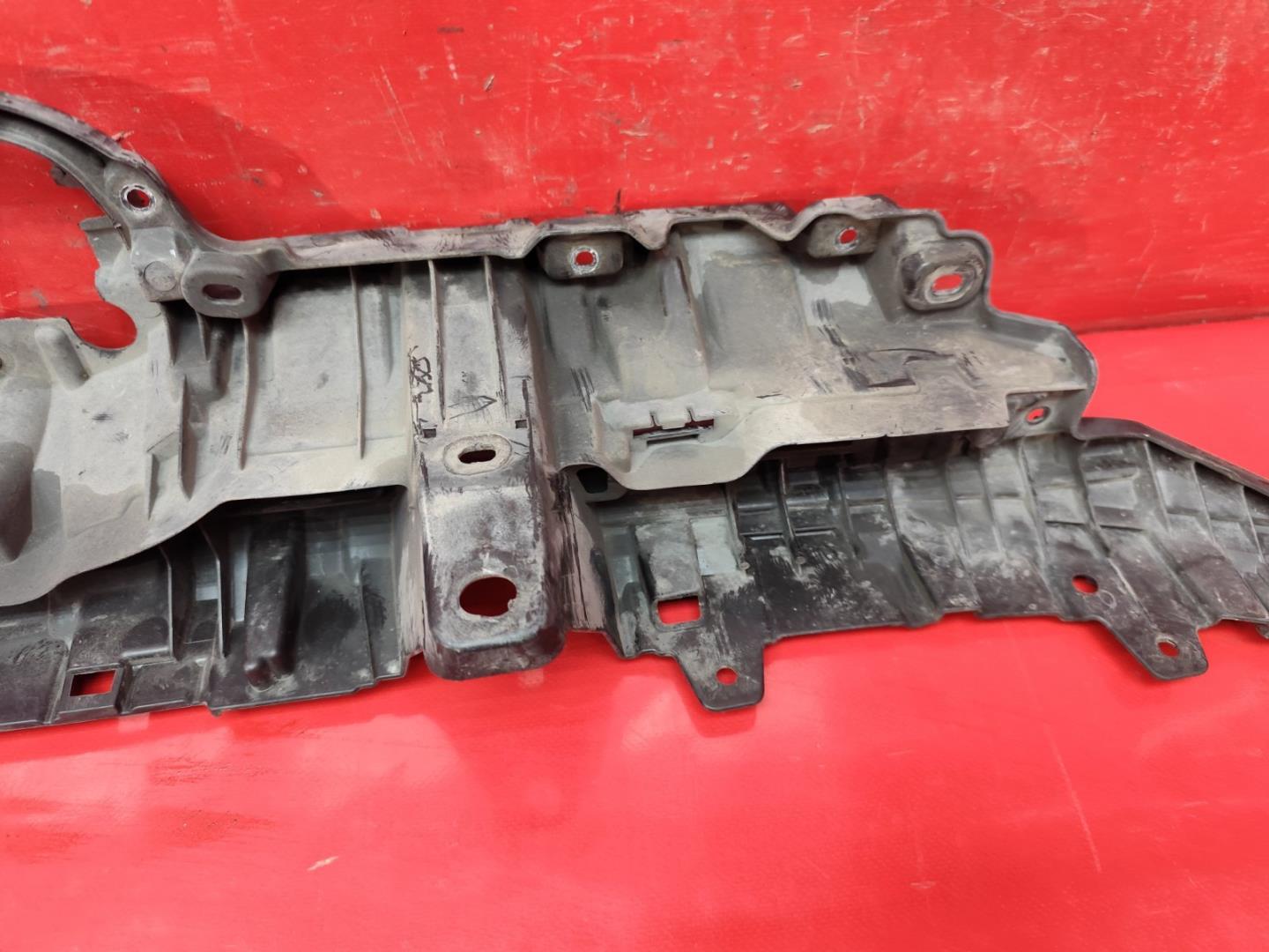 Кронштейн решетки радиатора