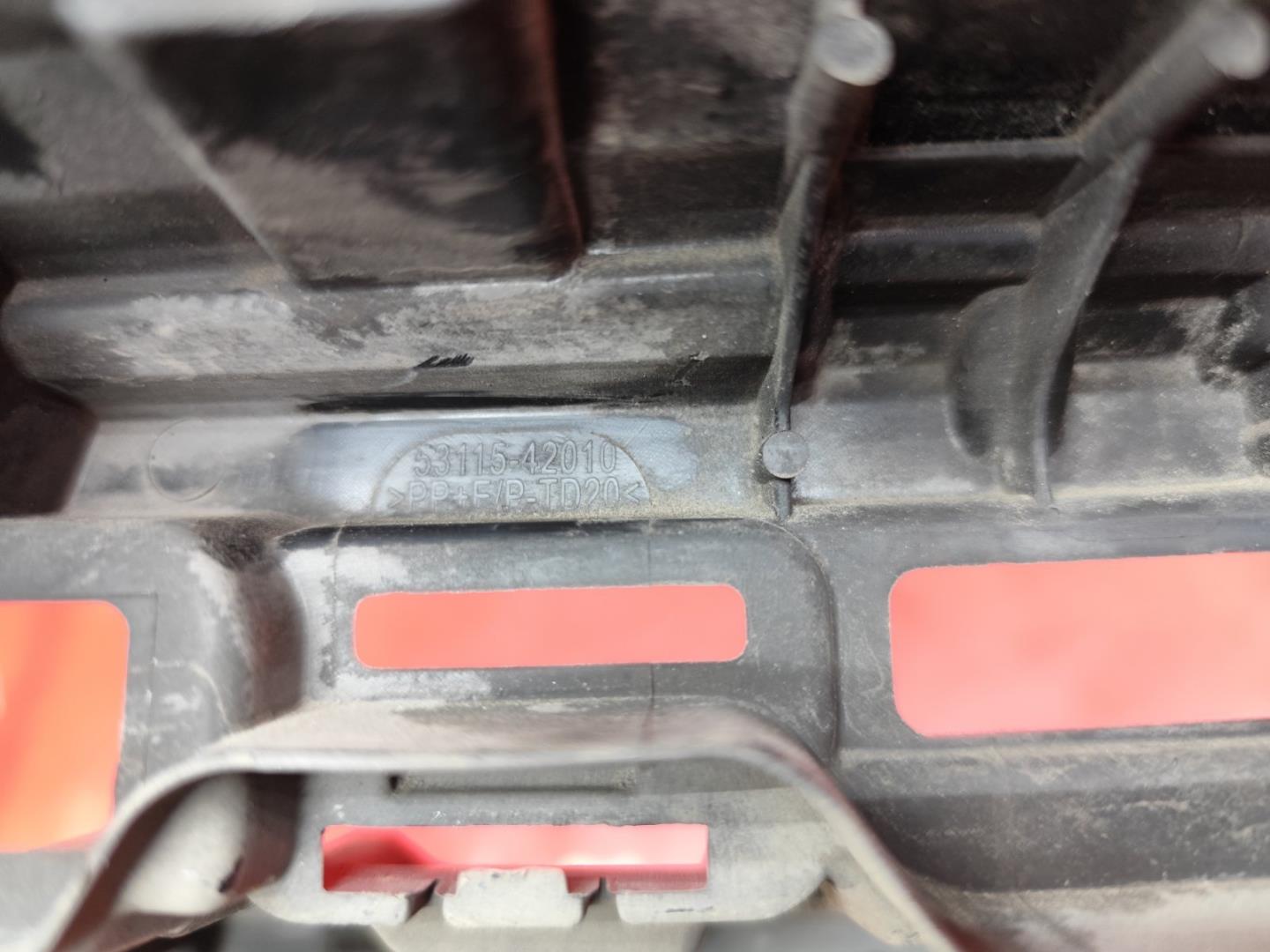 Кронштейн решетки радиатора