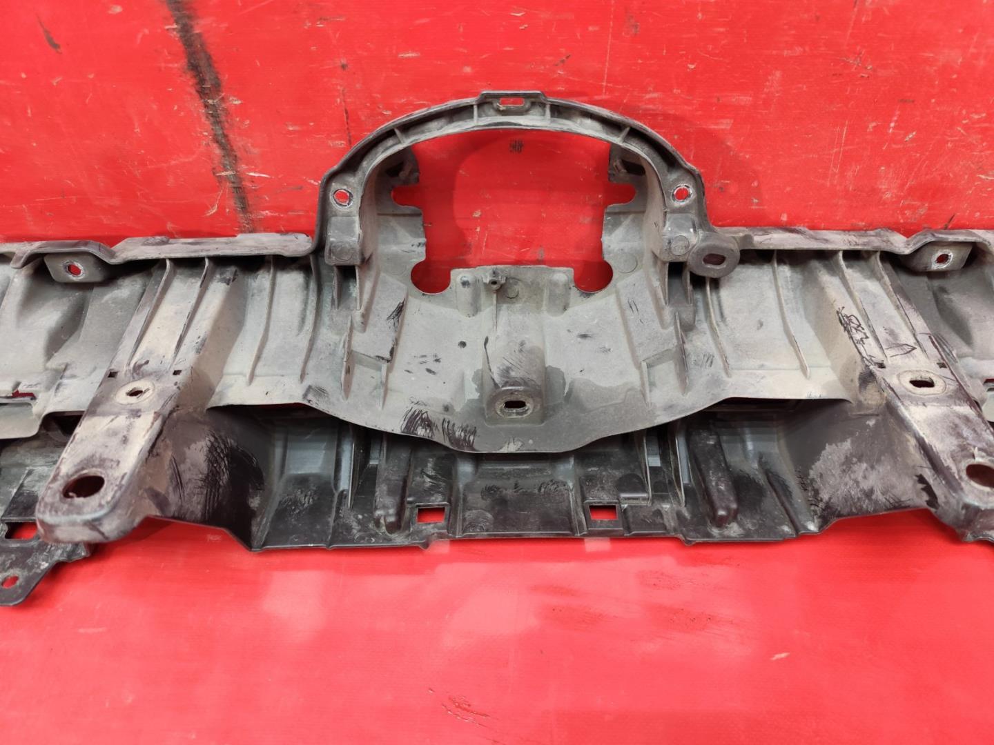 Кронштейн решетки радиатора