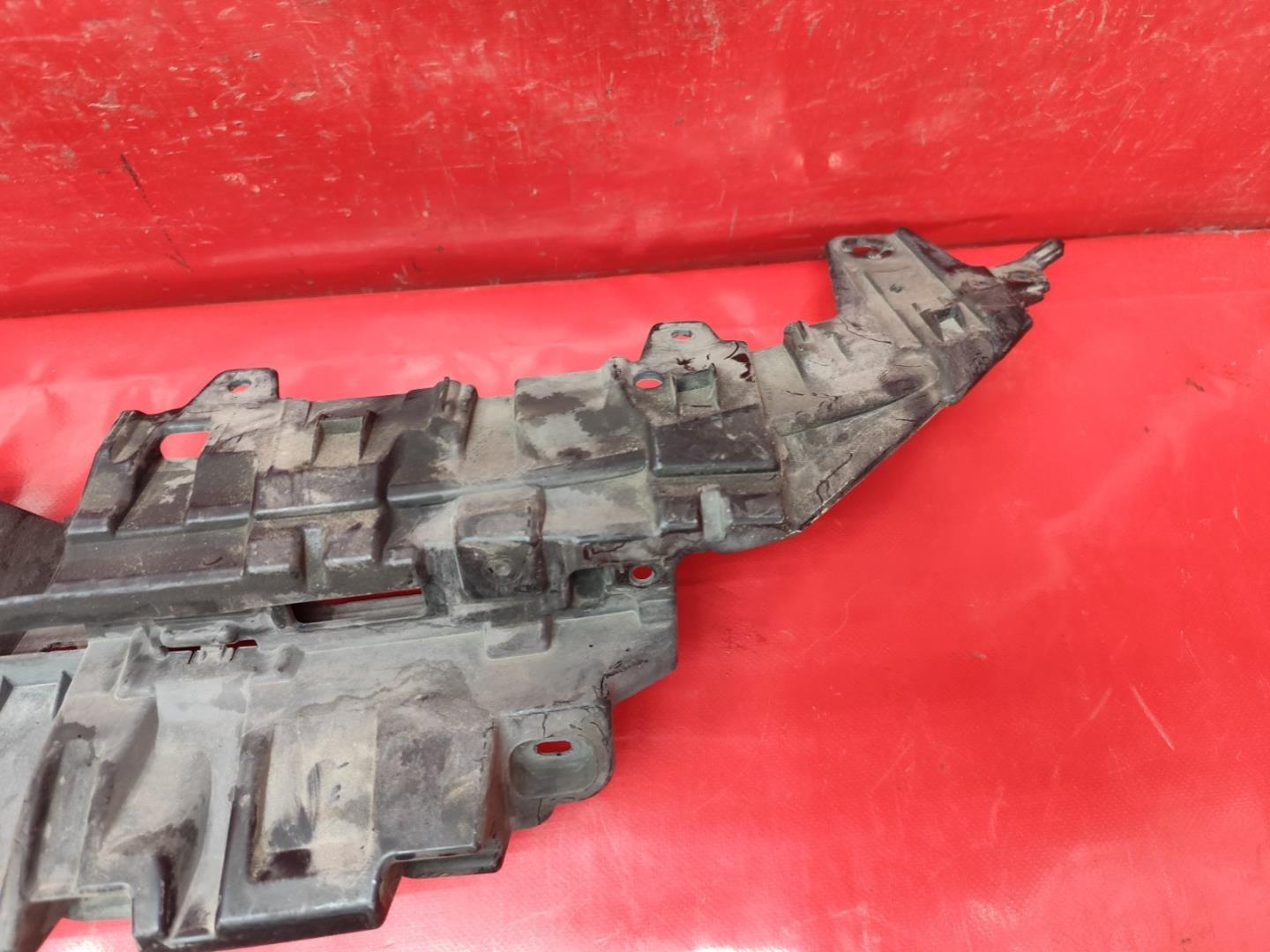 Кронштейн решетки радиатора