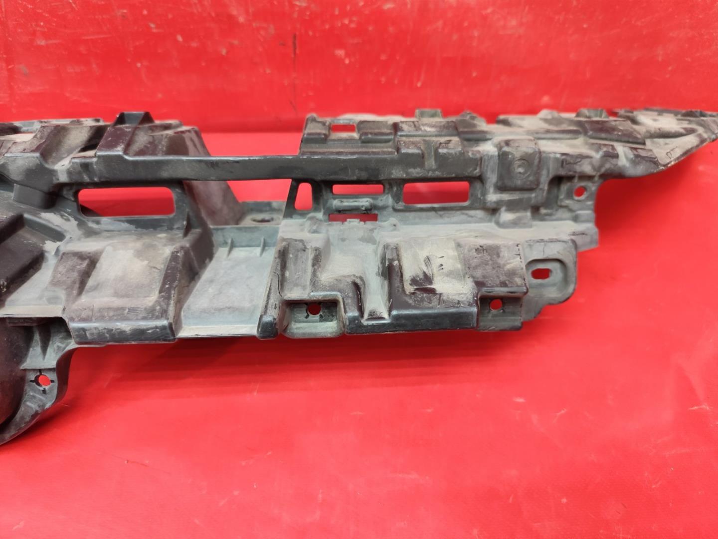 Кронштейн решетки радиатора