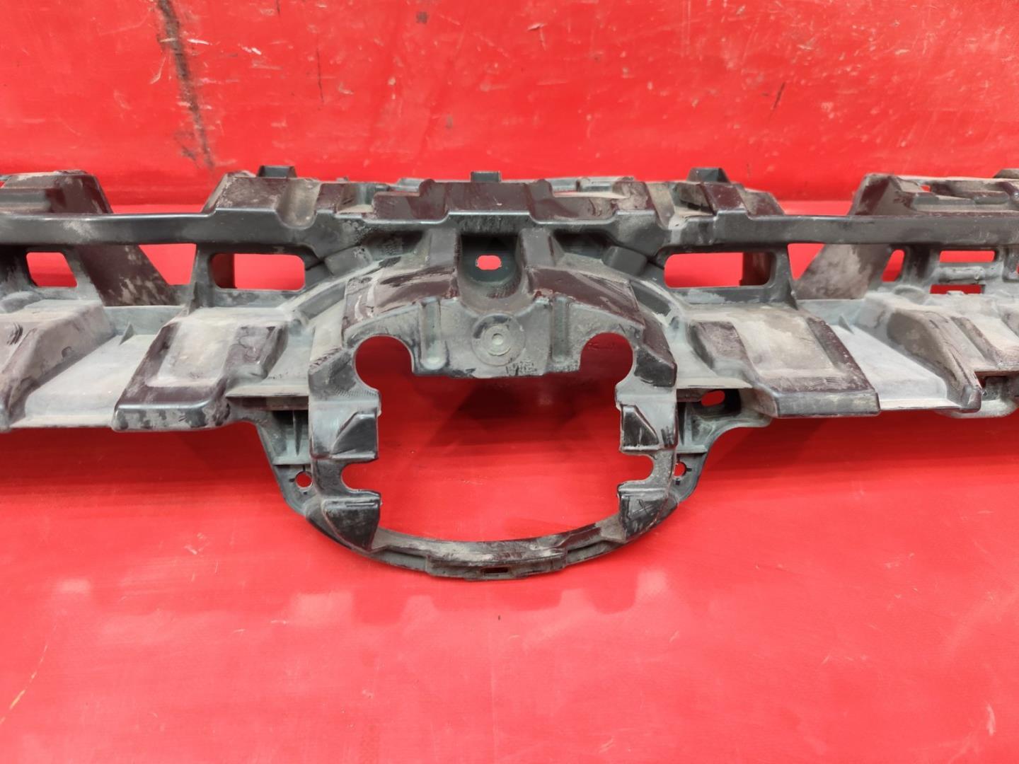 Кронштейн решетки радиатора