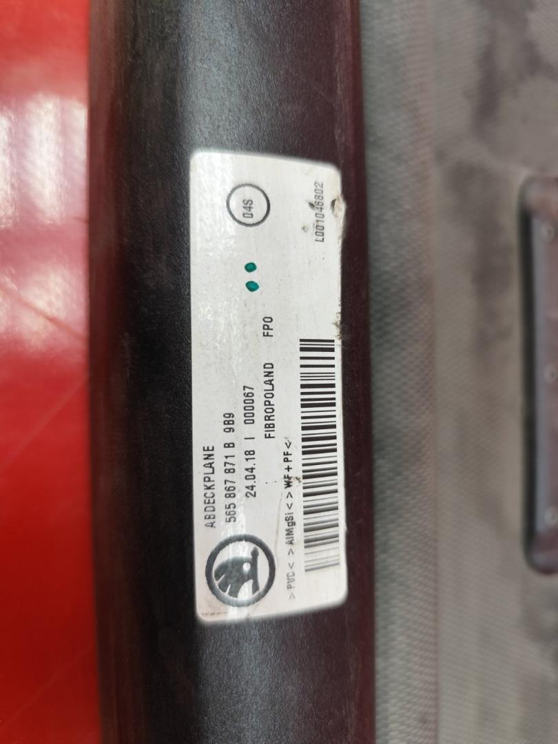 Шторка багажника