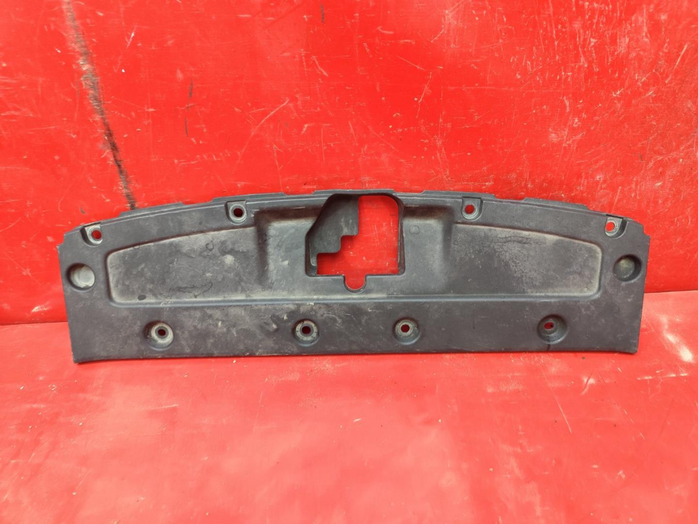 Кожух замка капота