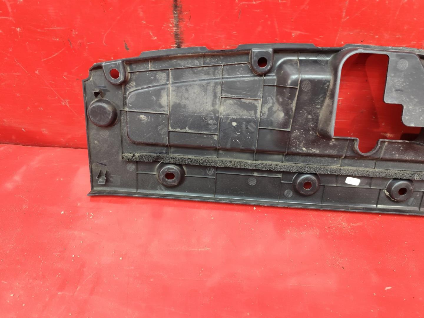 Кожух замка капота