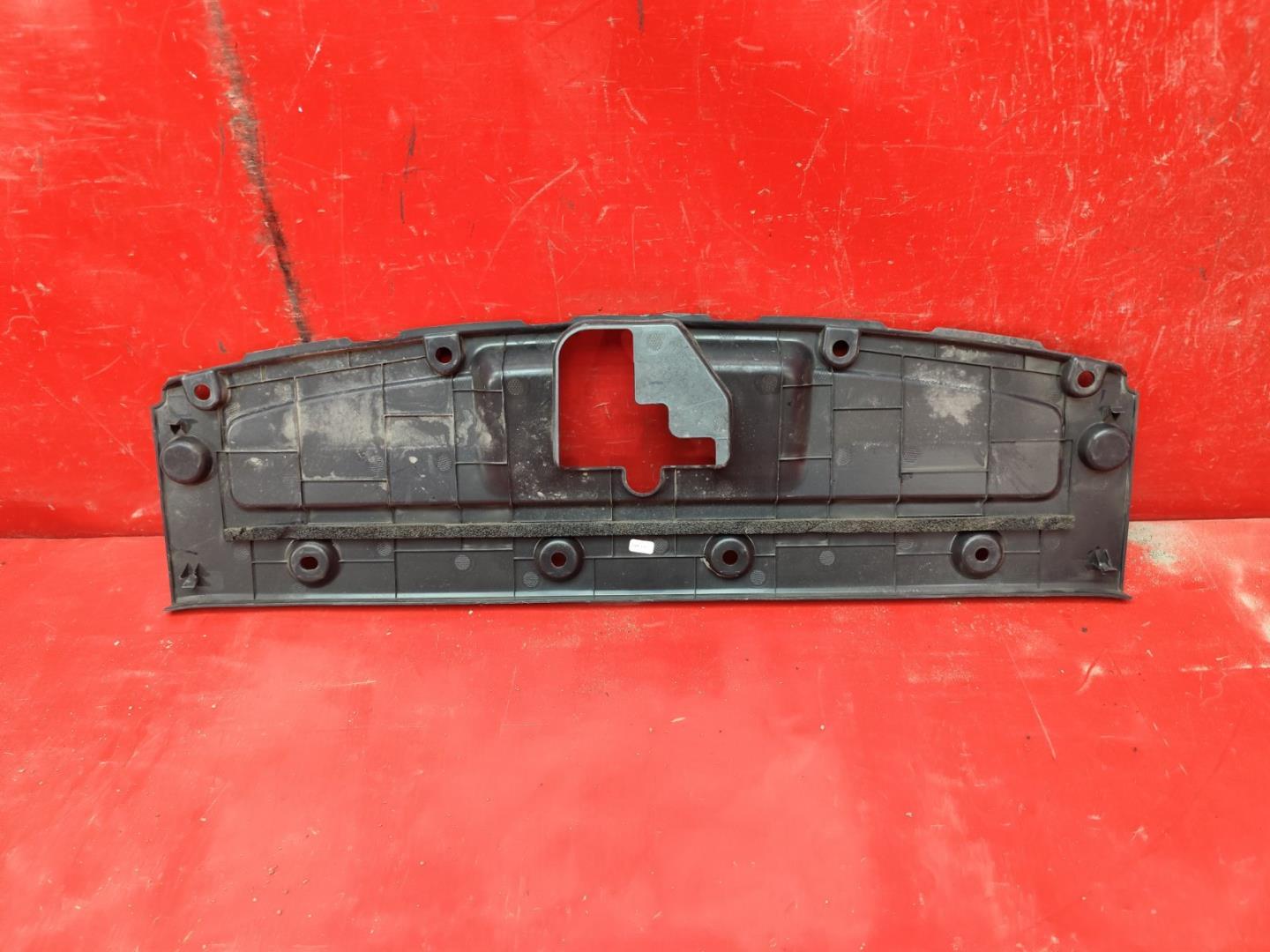 Кожух замка капота