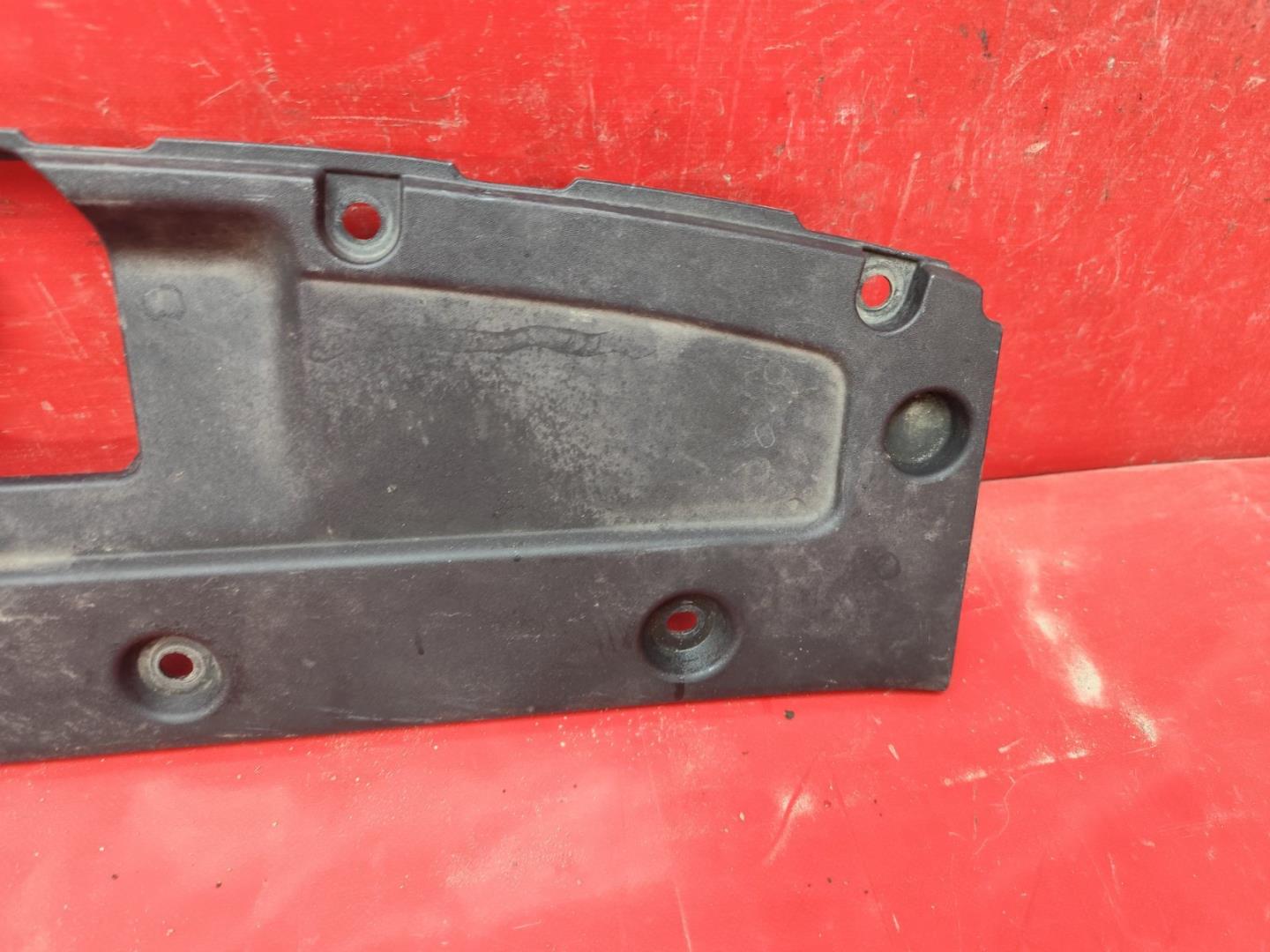 Кожух замка капота