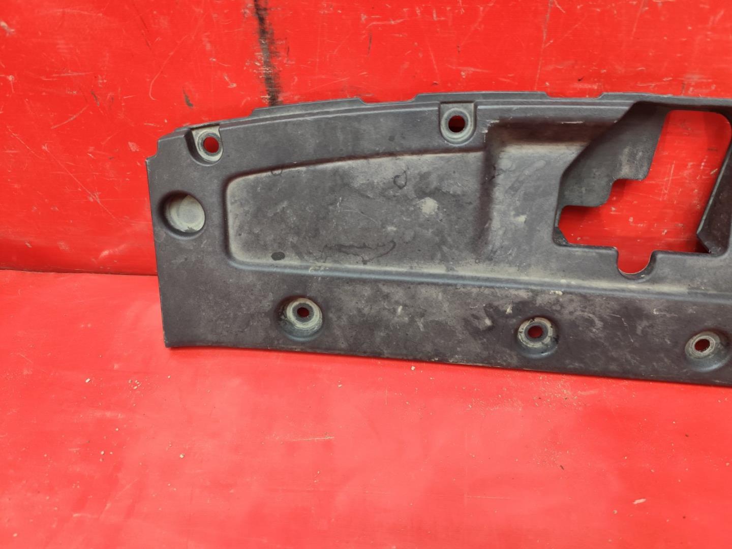 Кожух замка капота