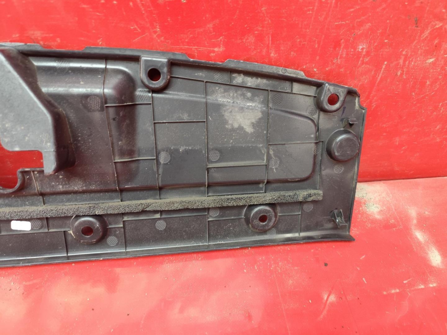 Кожух замка капота