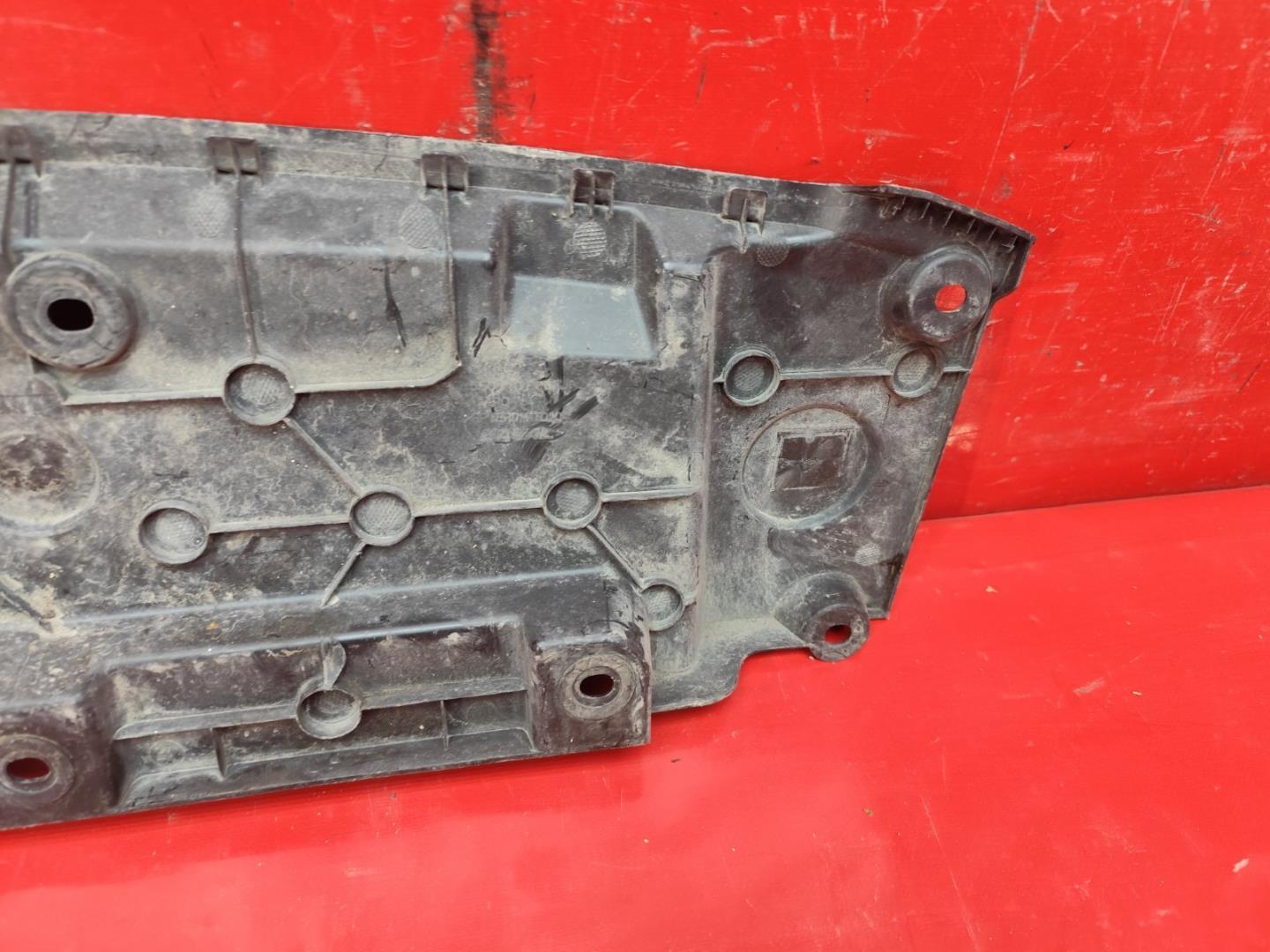 Кожух замка капота