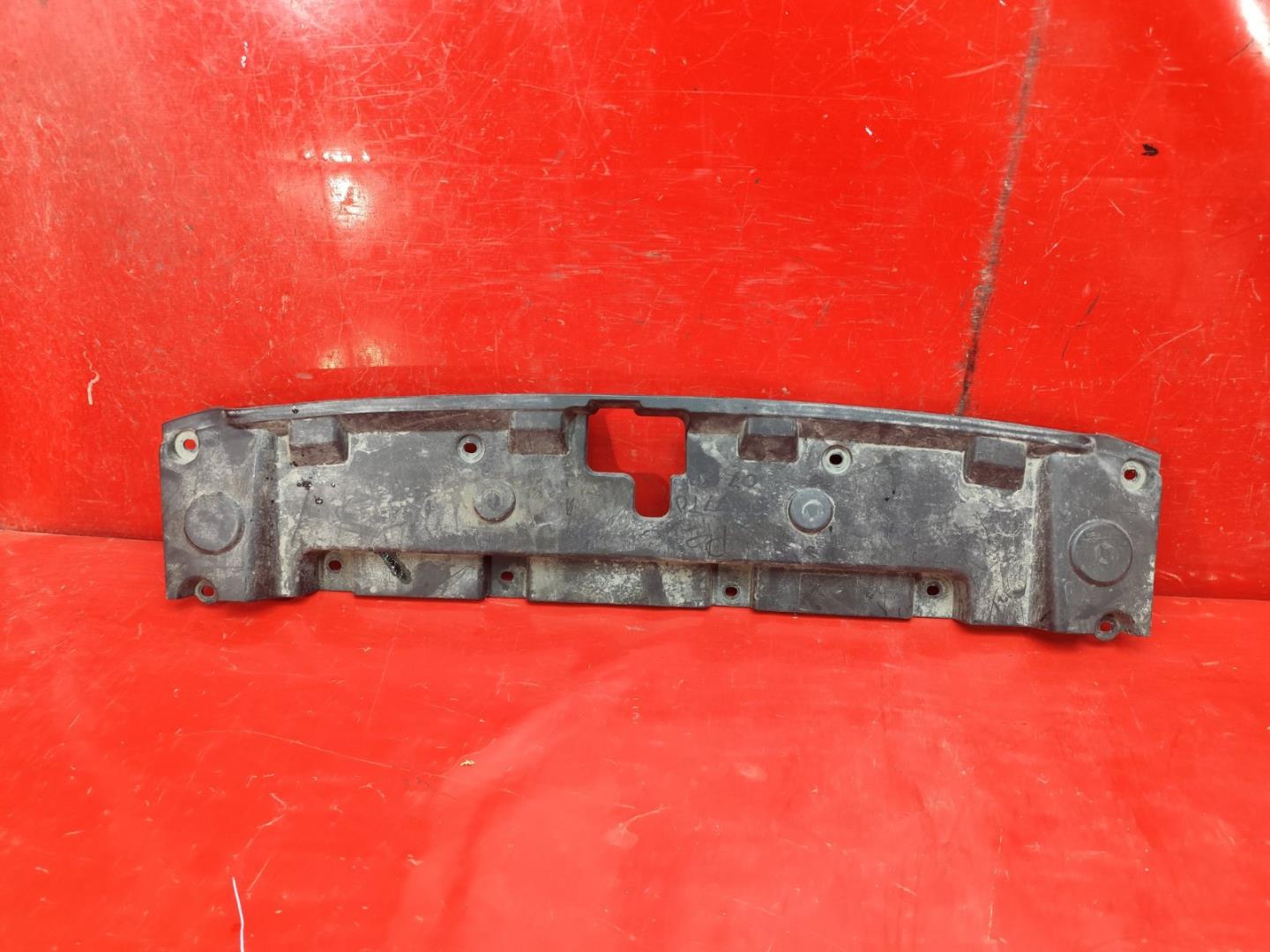 Кожух замка капота