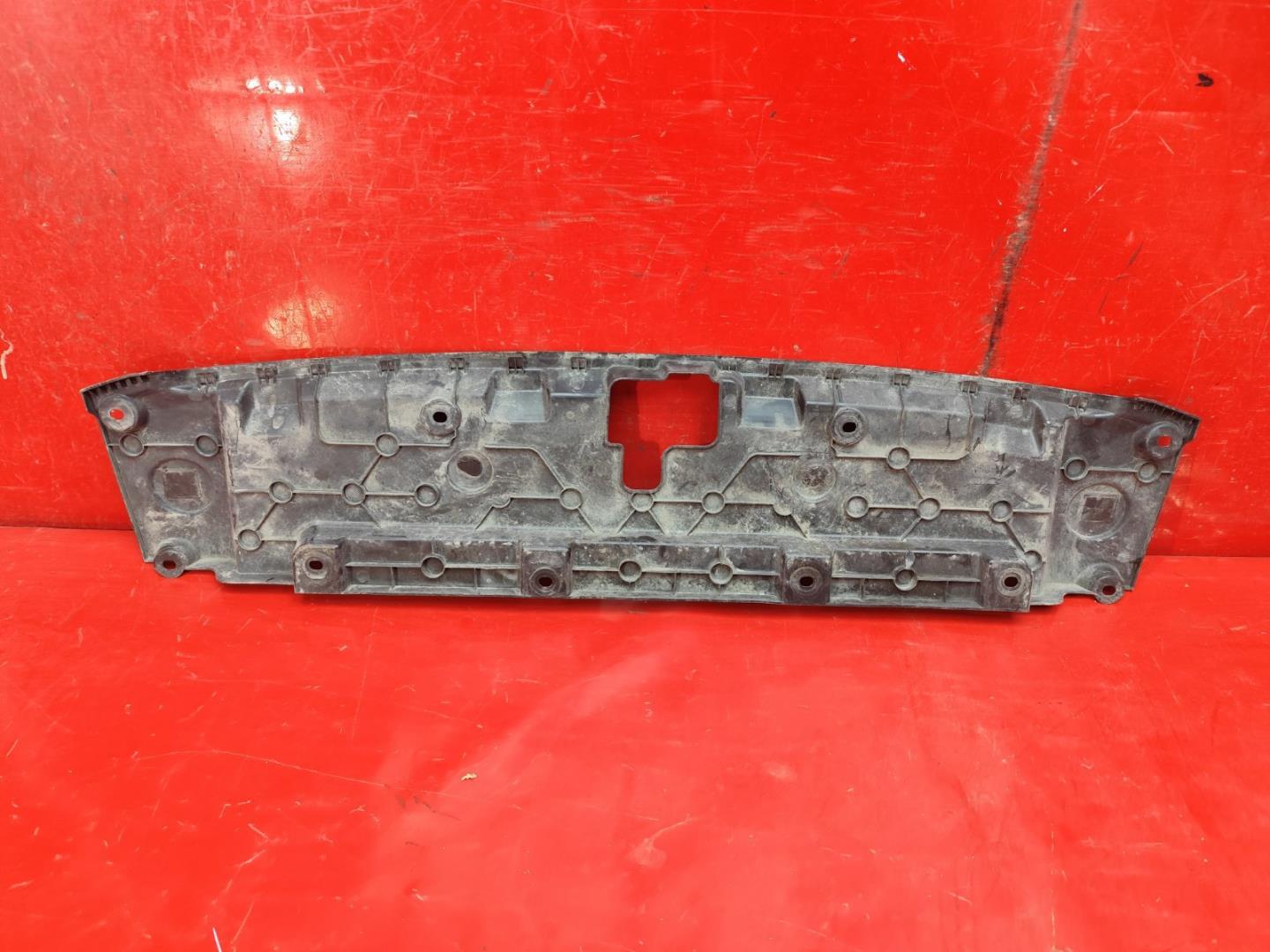 Кожух замка капота