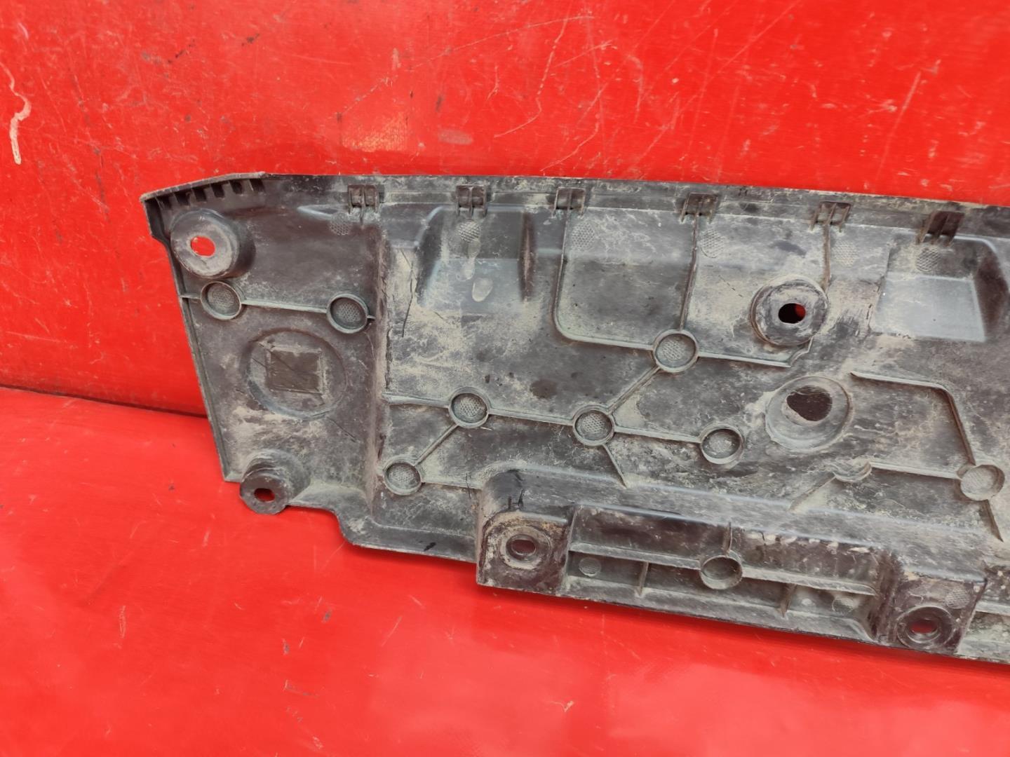 Кожух замка капота