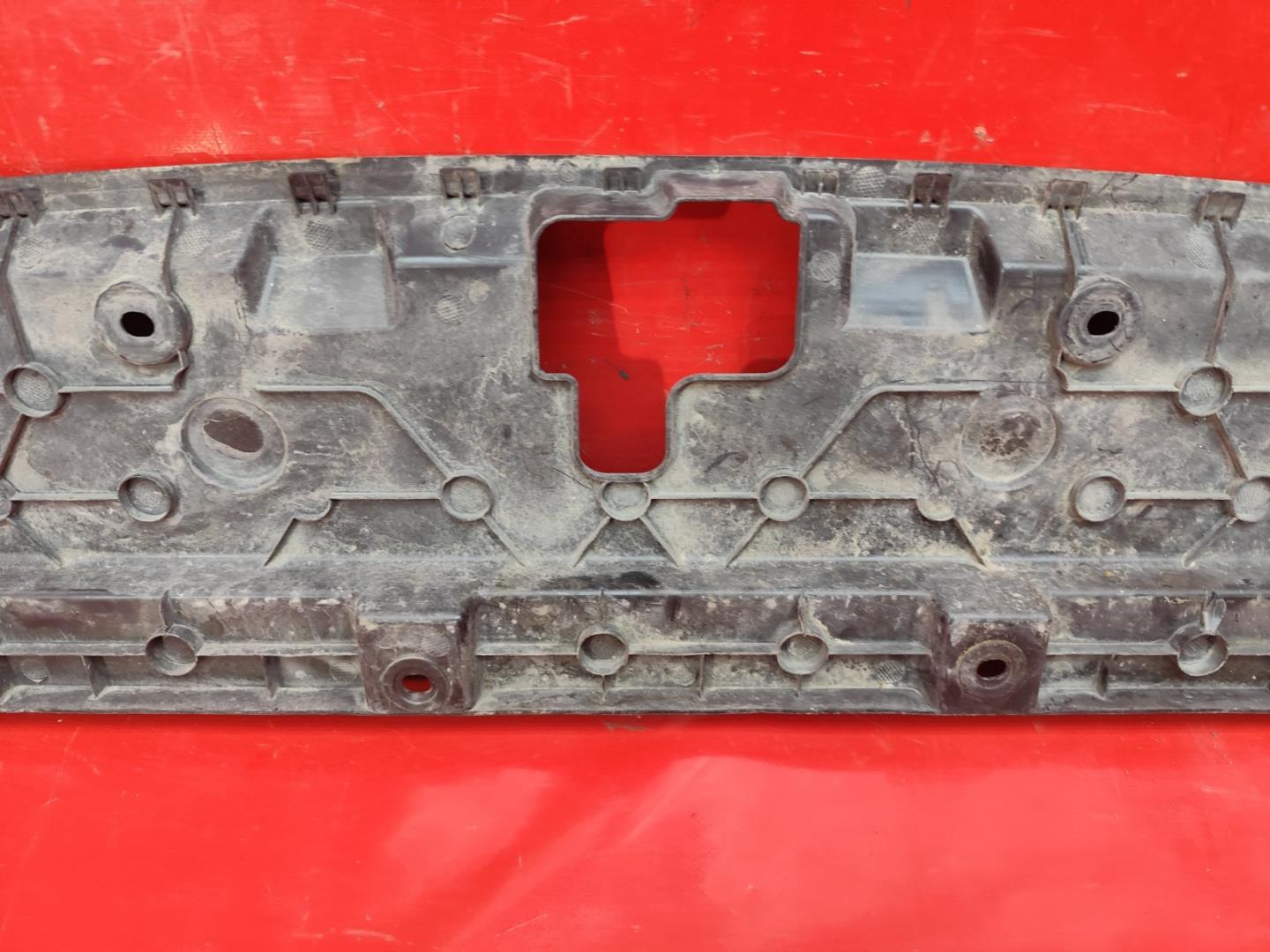 Кожух замка капота