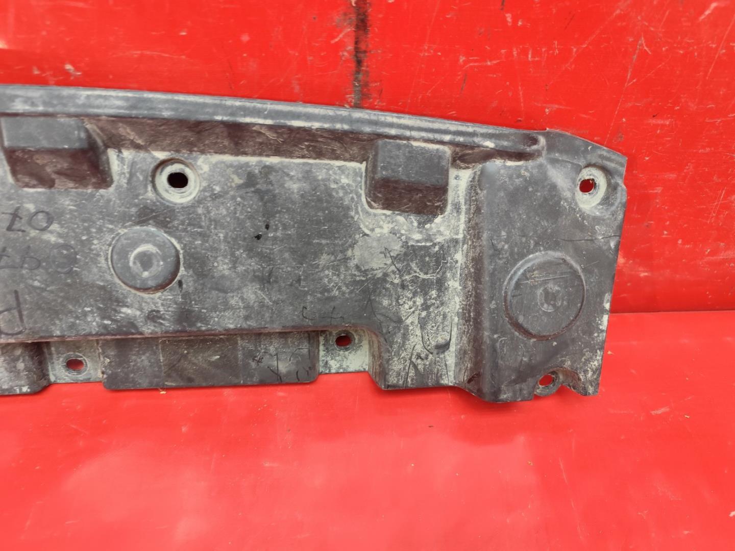 Кожух замка капота