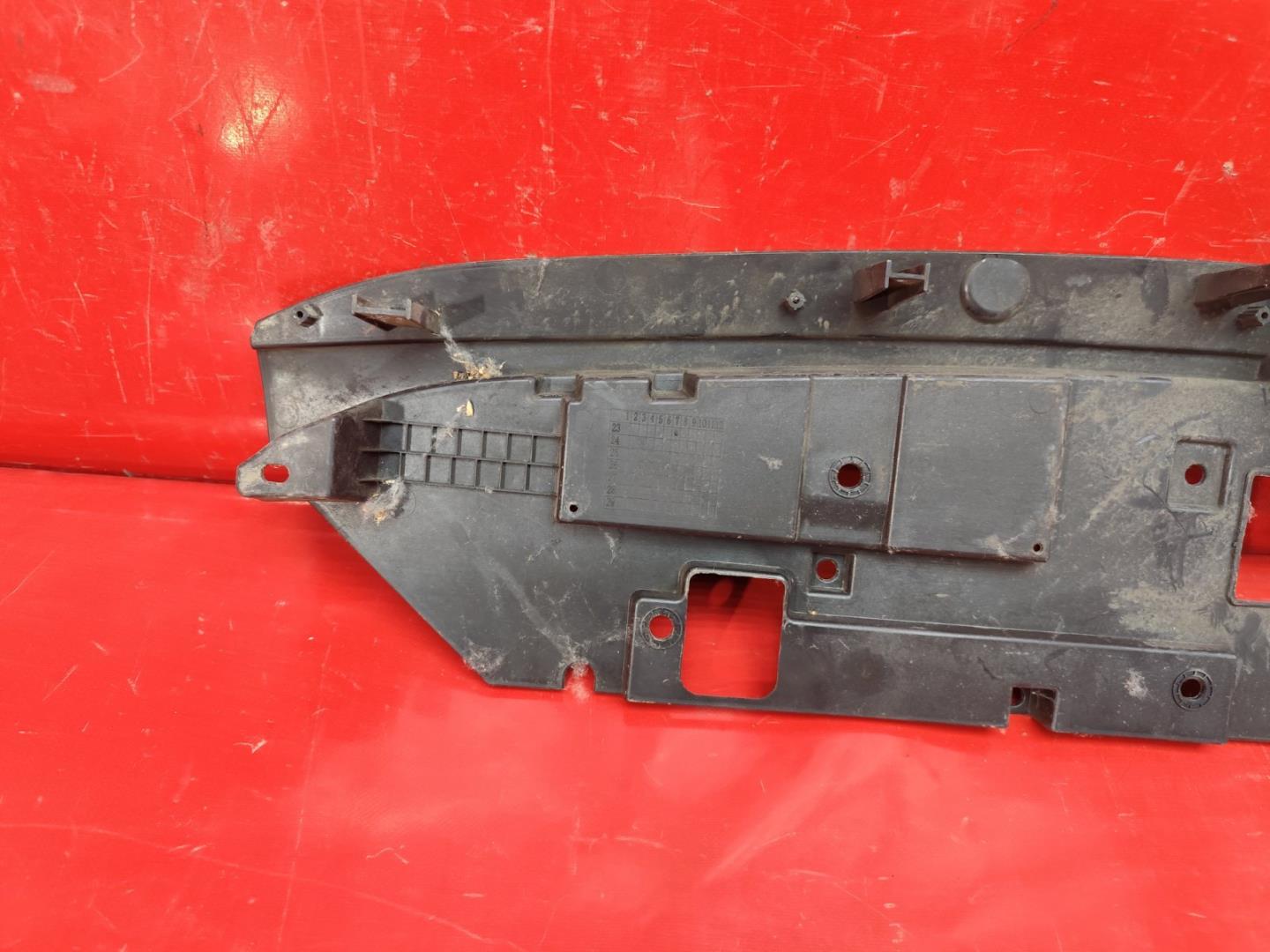 Кожух замка капота