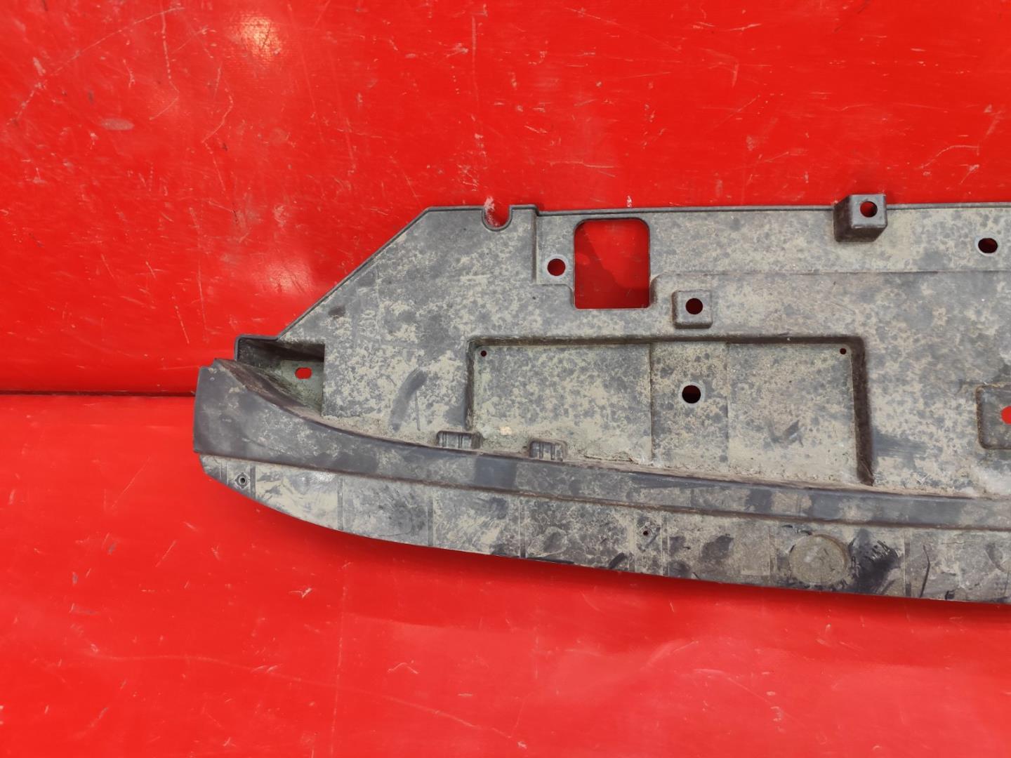 Кожух замка капота