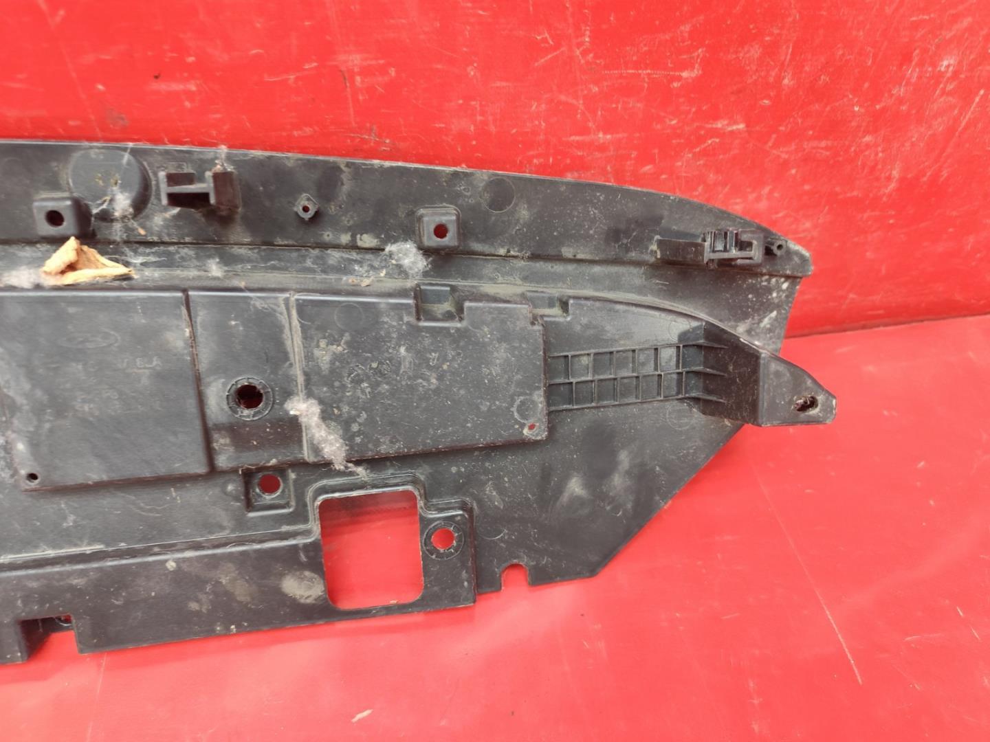 Кожух замка капота