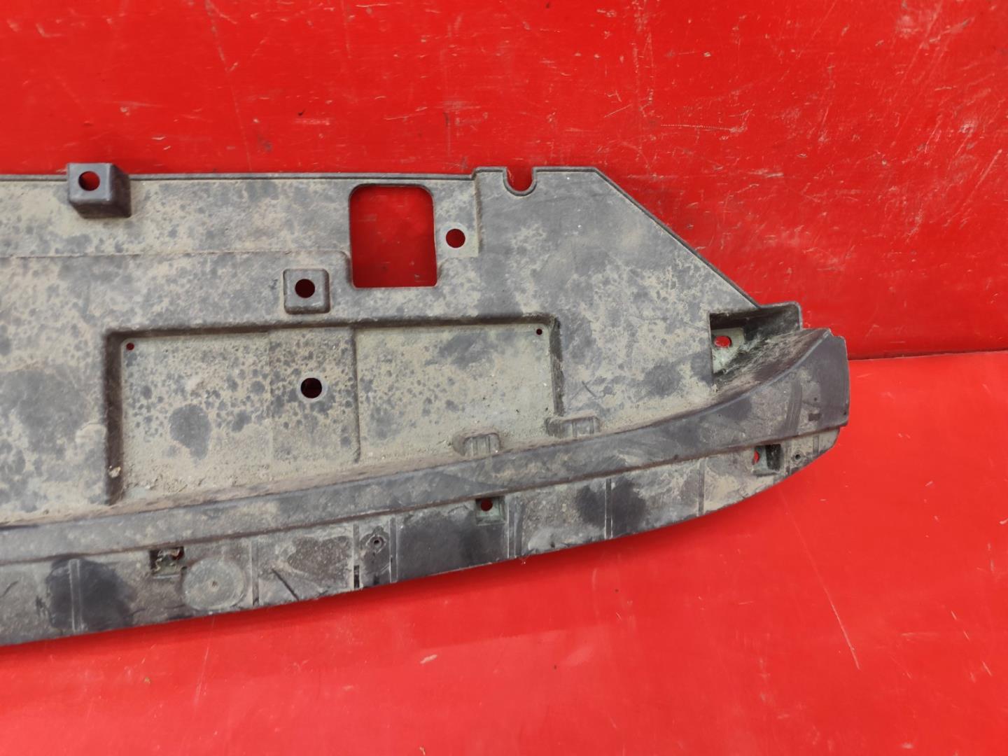 Кожух замка капота