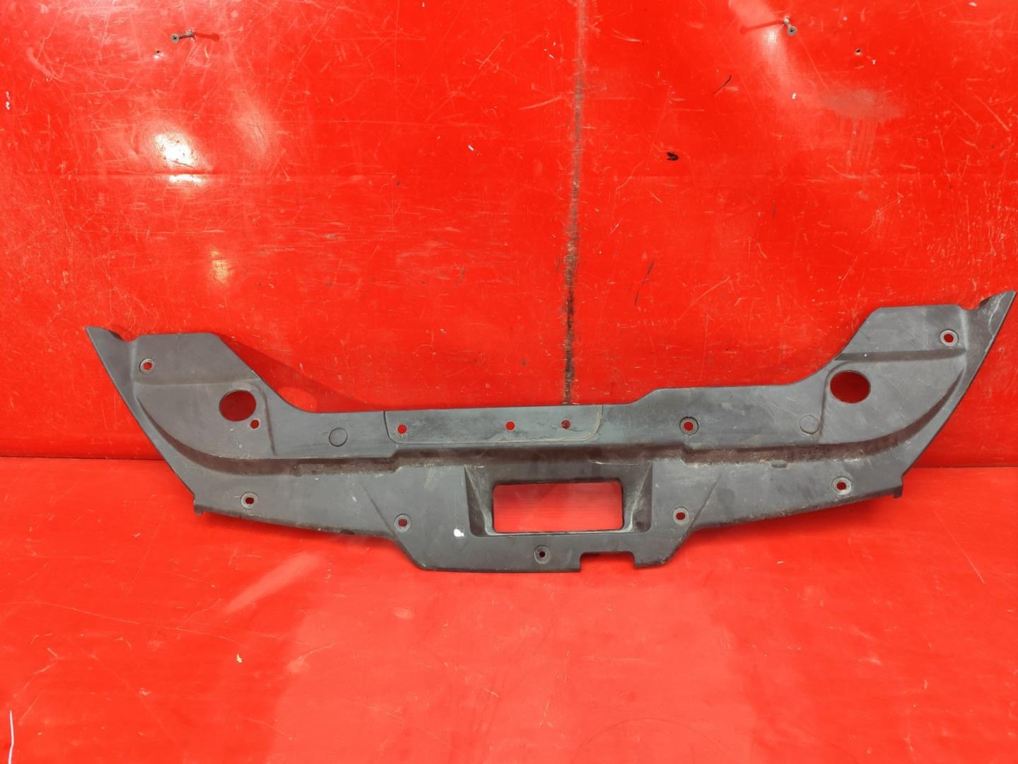 Кожух замка капота