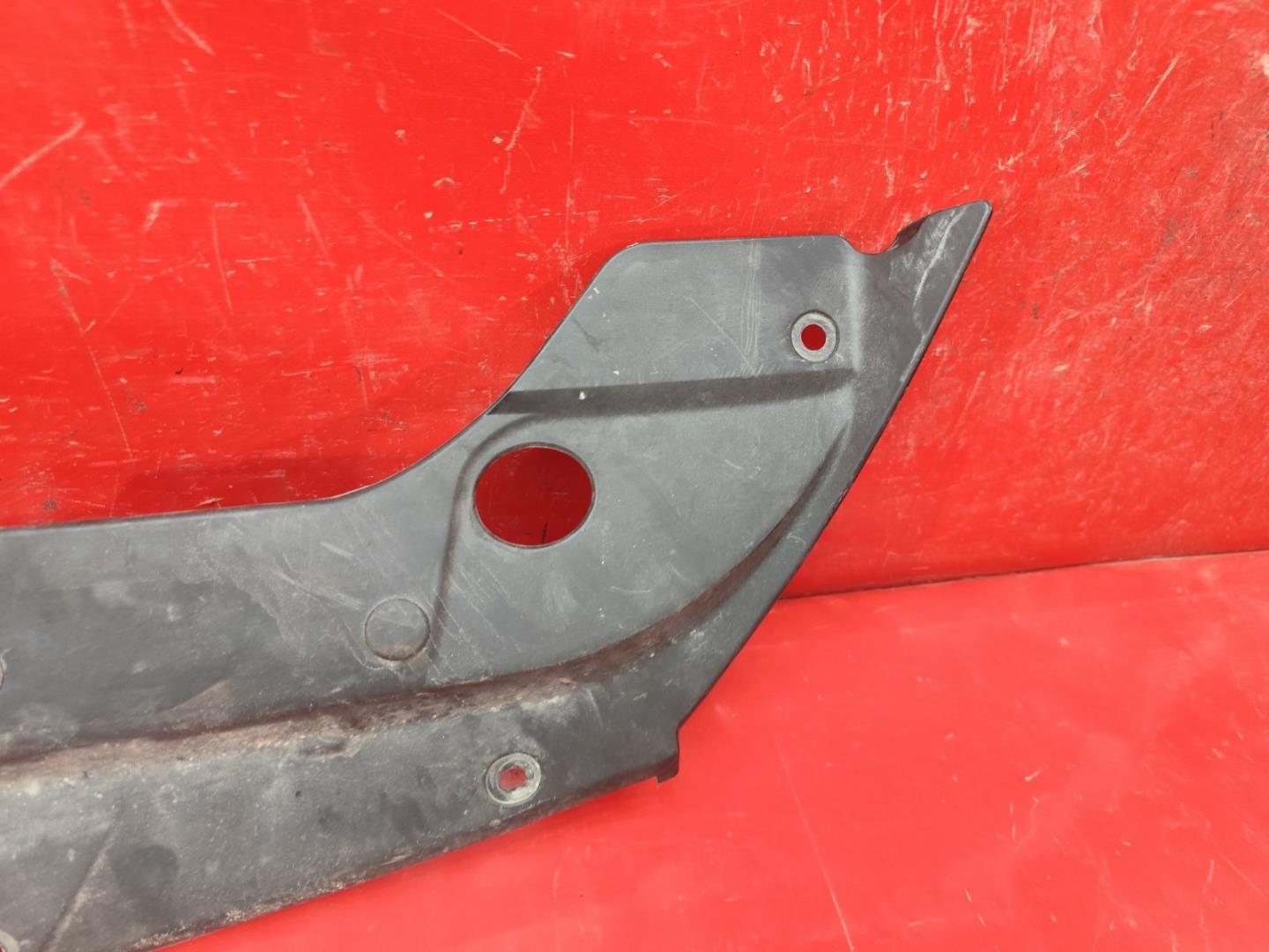 Кожух замка капота