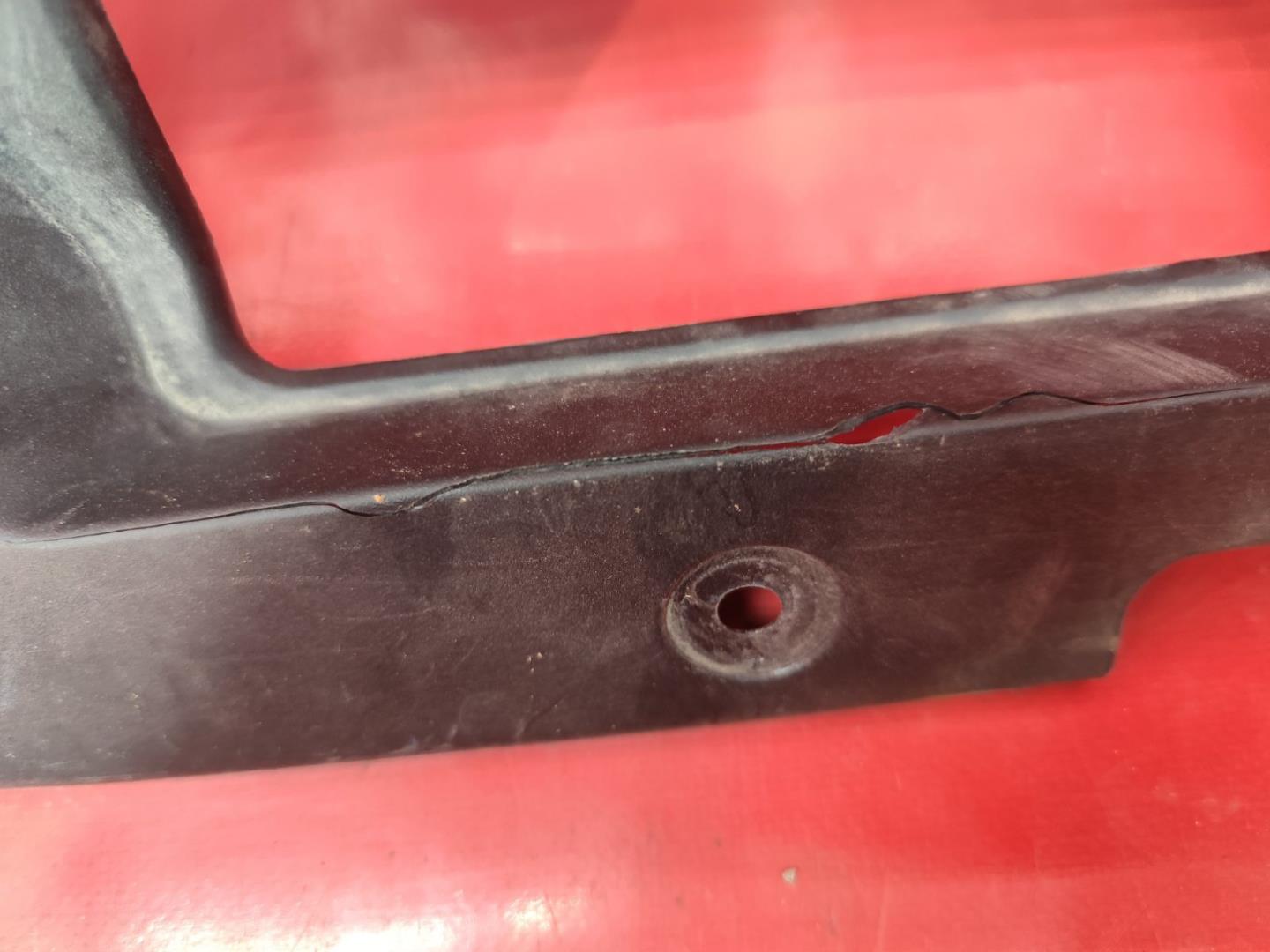 Кожух замка капота