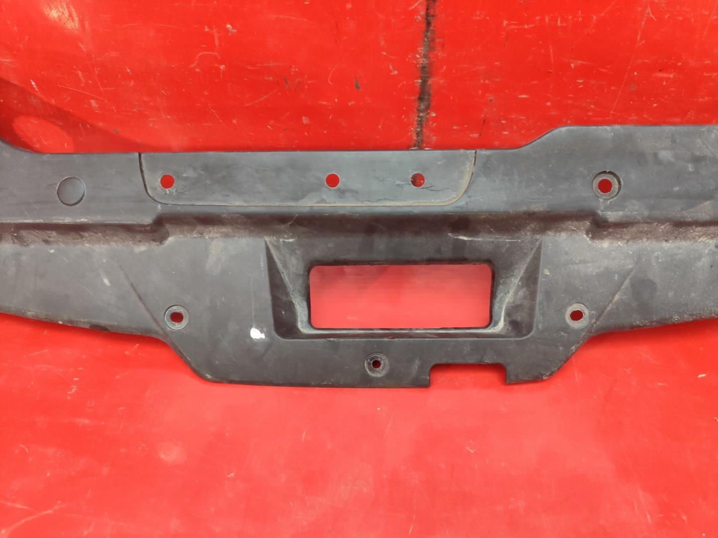 Кожух замка капота