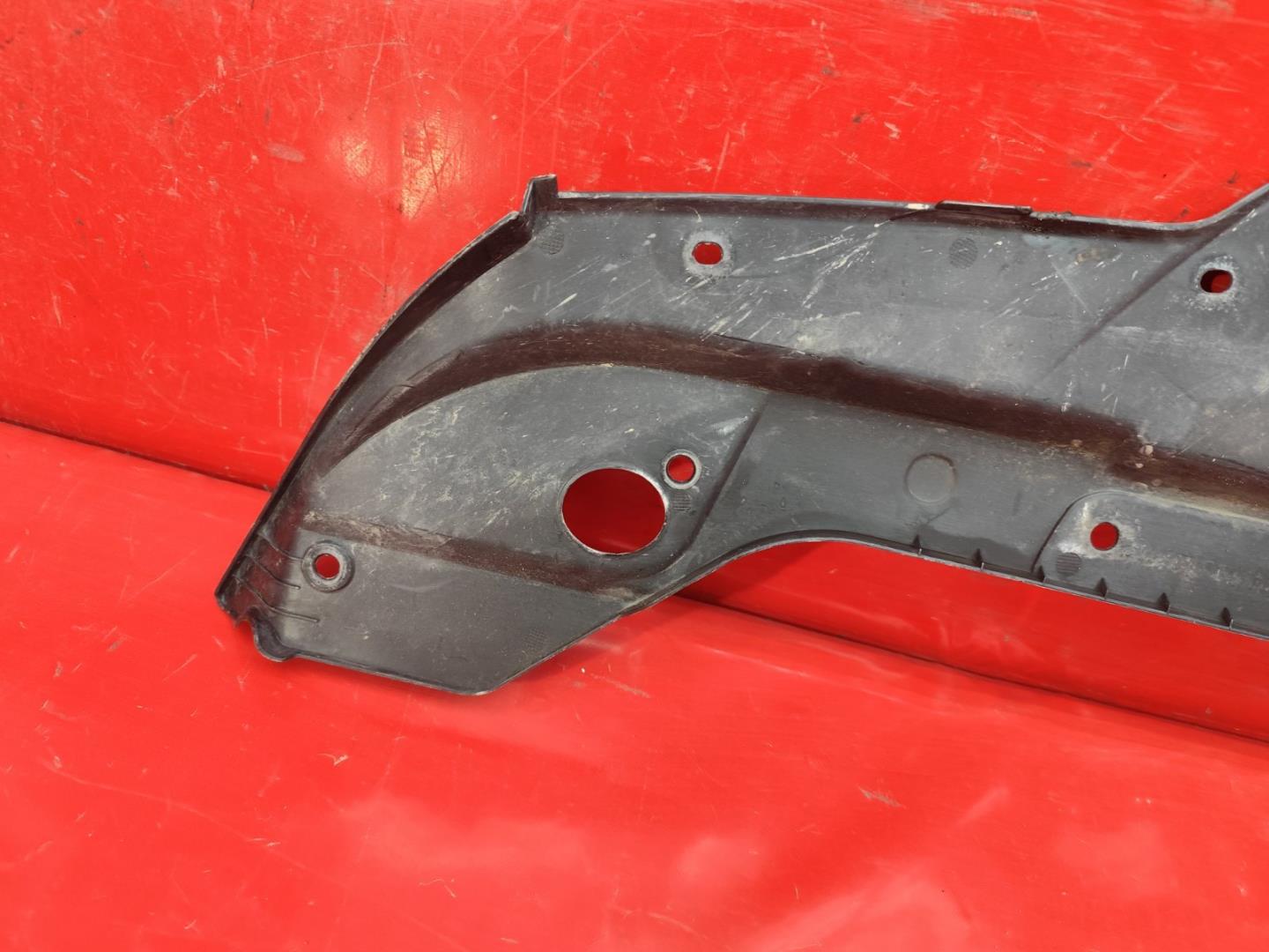 Кожух замка капота